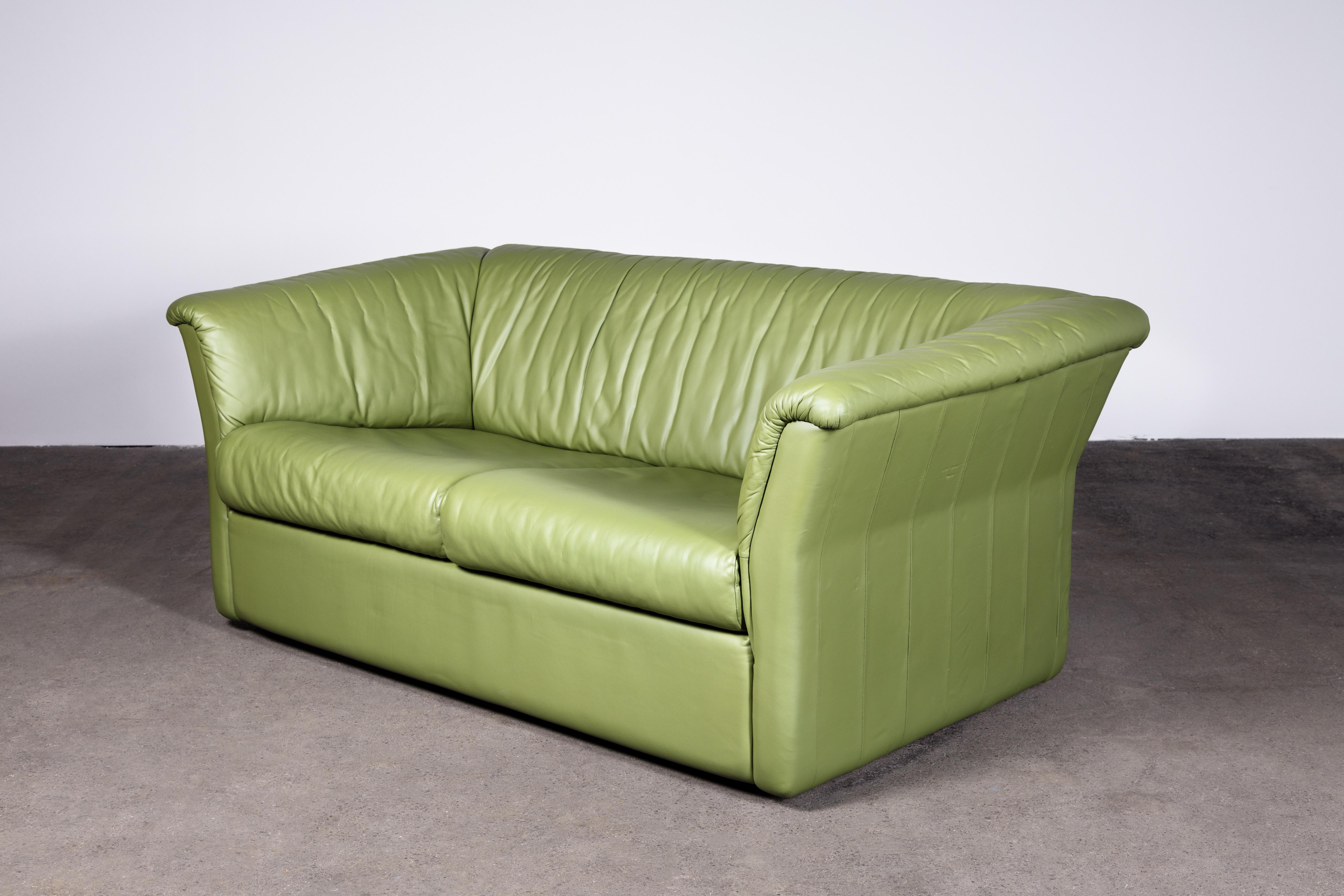 Chic Mid-Century Modern Grünes Leder Sofa / Loveseat von De Sede (Schweizerisch) im Angebot