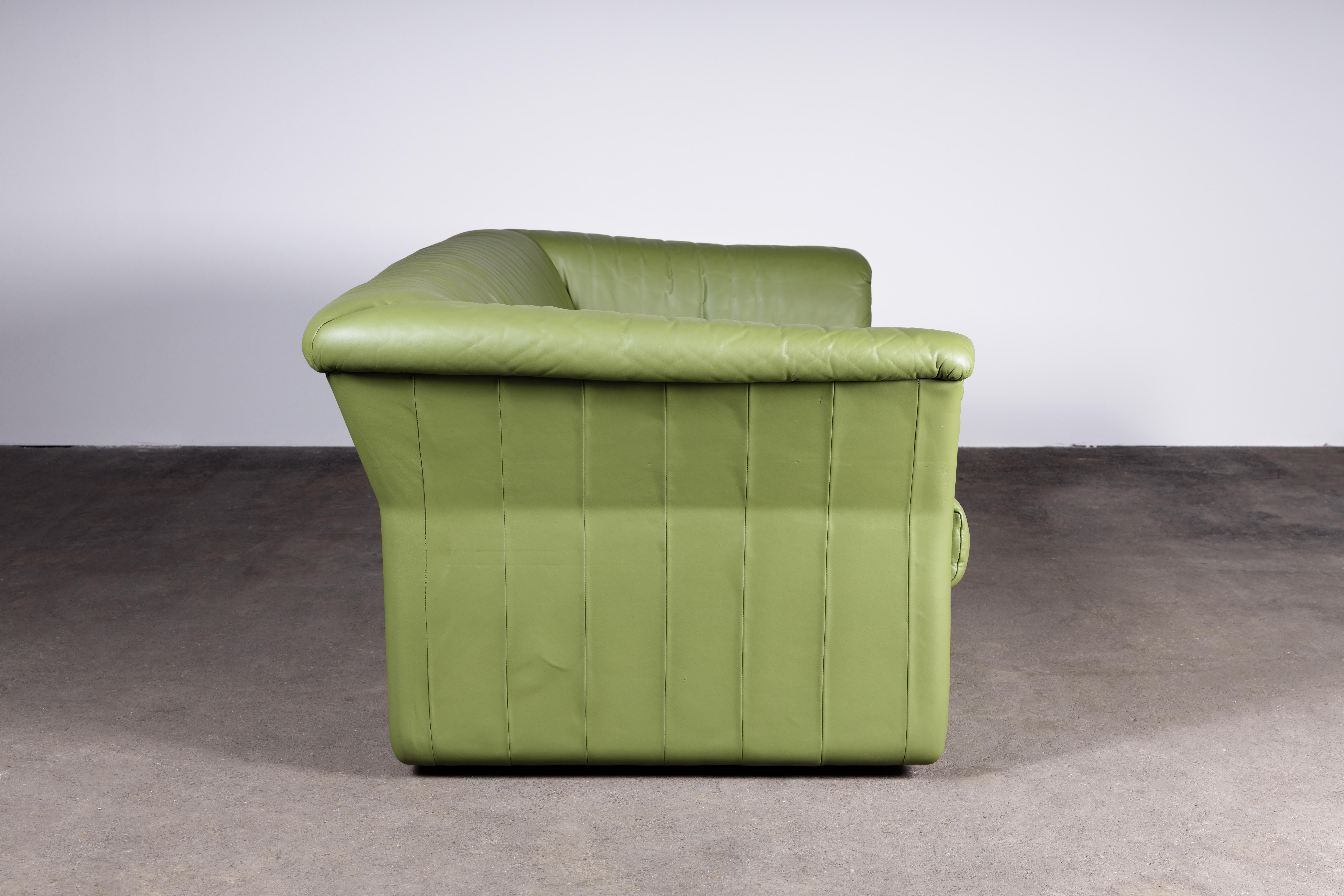 Chic Mid-Century Modern Grünes Leder Sofa / Loveseat von De Sede im Zustand „Gut“ im Angebot in Grand Cayman, KY