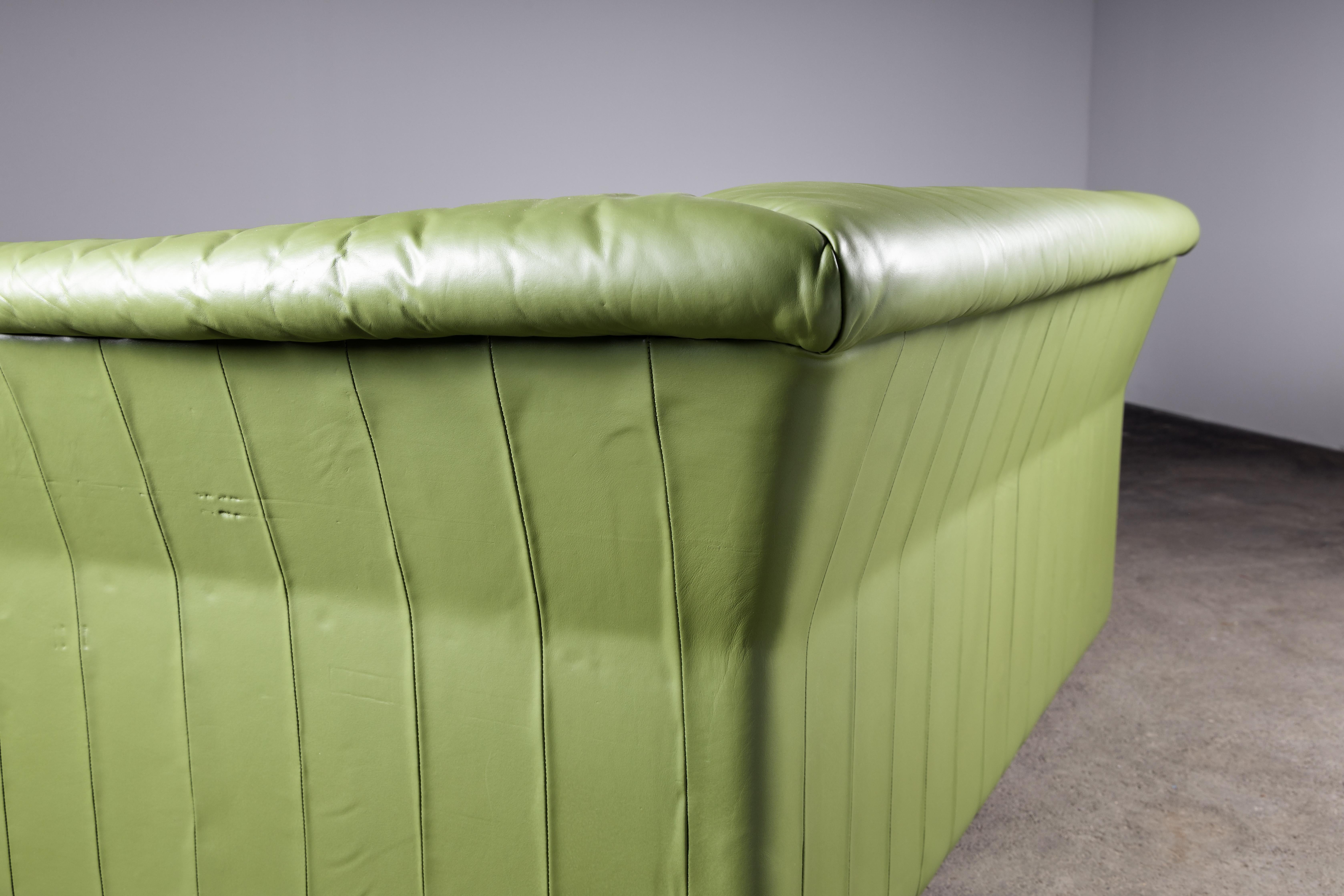Chic Mid-Century Modern Green Leather Sofa / Loveseat by De Sede In Good Condition For Sale In Grand Cayman, KY
