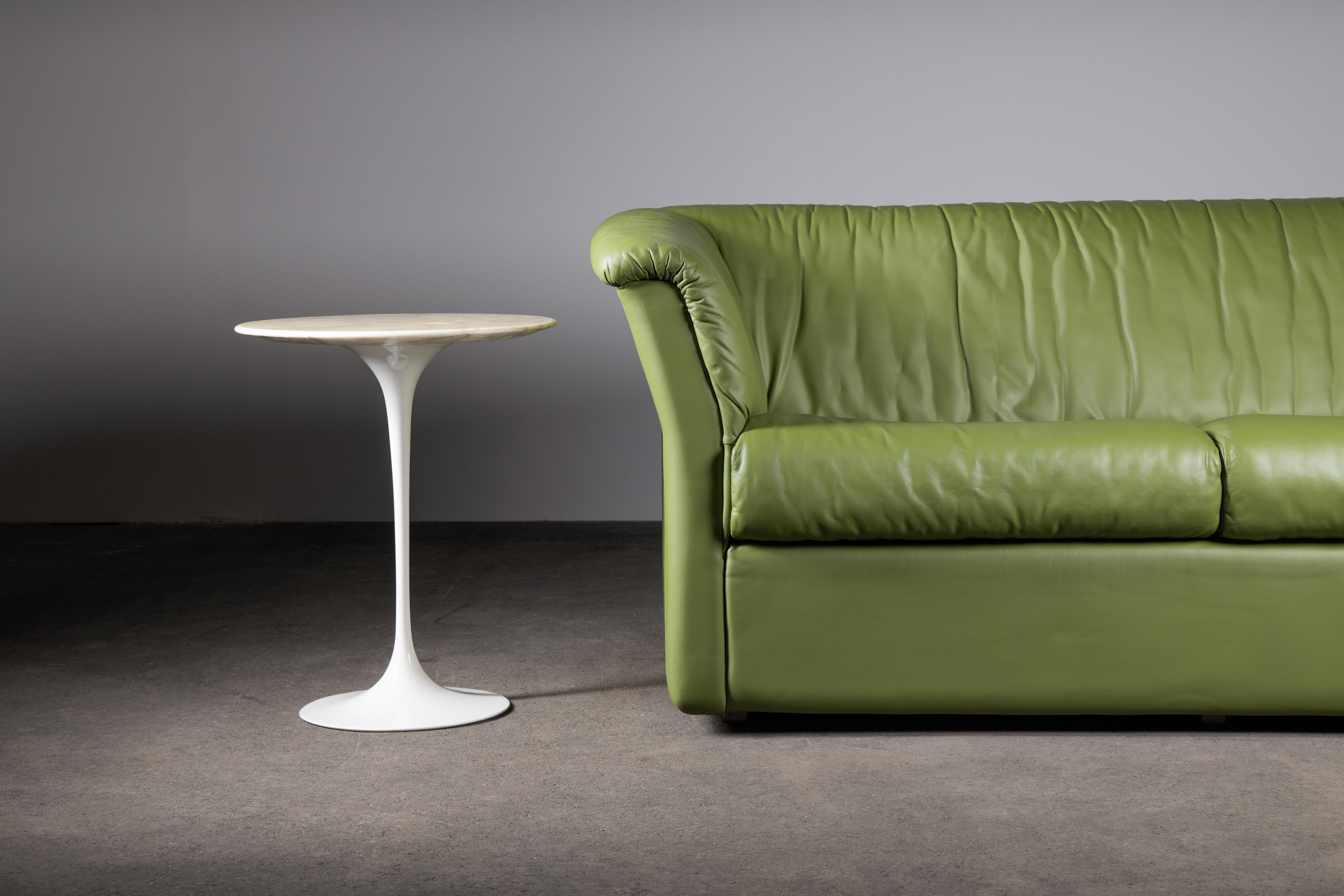 Chic Mid-Century Modern Grünes Leder Sofa / Loveseat von De Sede im Angebot 2