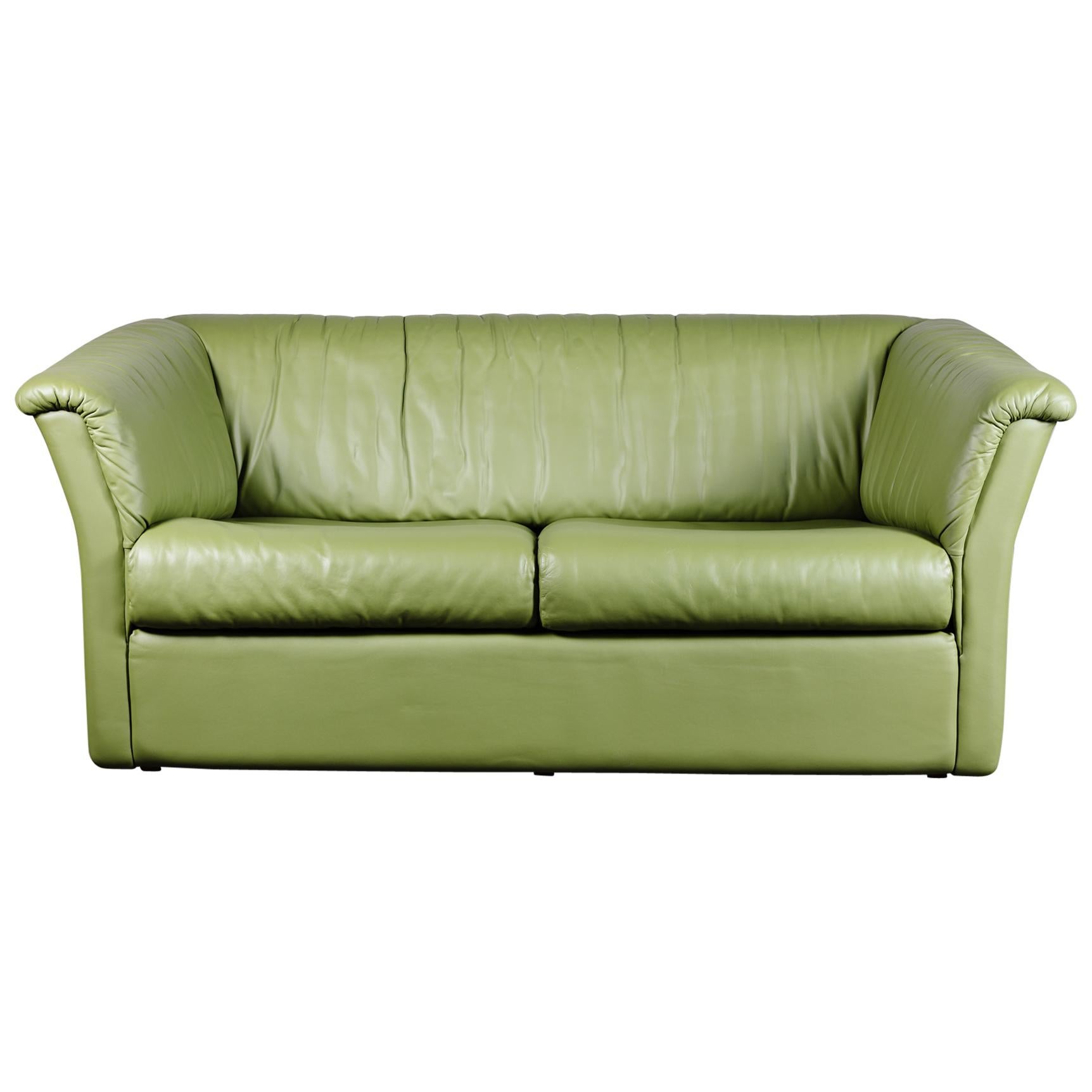 Canapé/ Causeuse en cuir vert chic de style mi-siècle moderne par De Sede en vente