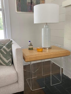 Table chic mi-siècle moderne en lucite et raphia stratifié