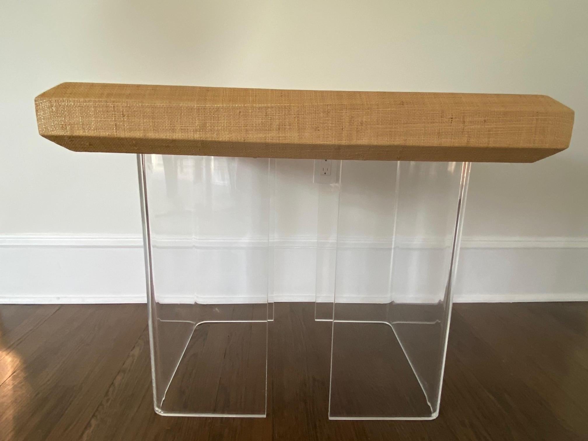  Chic Mid Century Modern Lucite & Laminated Raffia Table In Good Condition For Sale In Hopewell, NJ