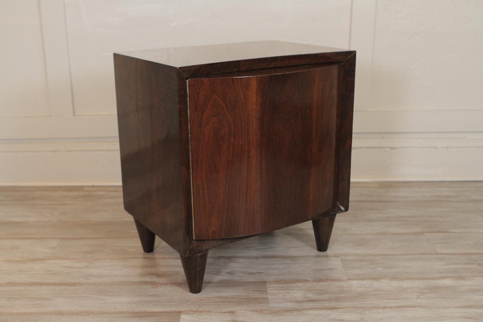 American Chic Mid-Century Modern Pair of Walnut Side or End Tables by Modernage