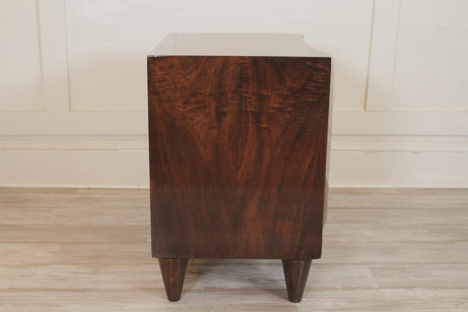 Chic Mid-Century Modern Pair of Walnut Side or End Tables by Modernage 2