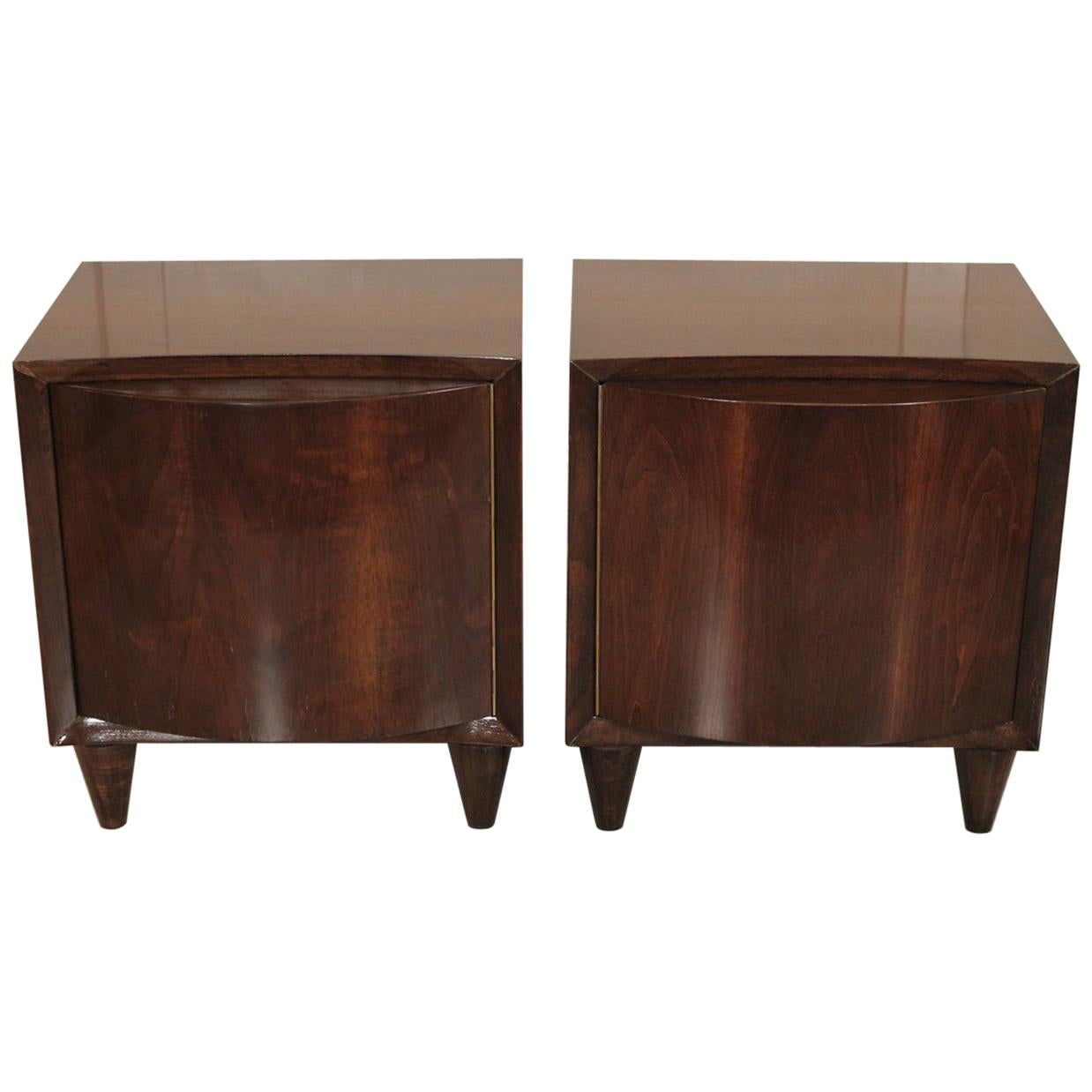 Chic Mid-Century Modern Pair of Walnut Side or End Tables by Modernage