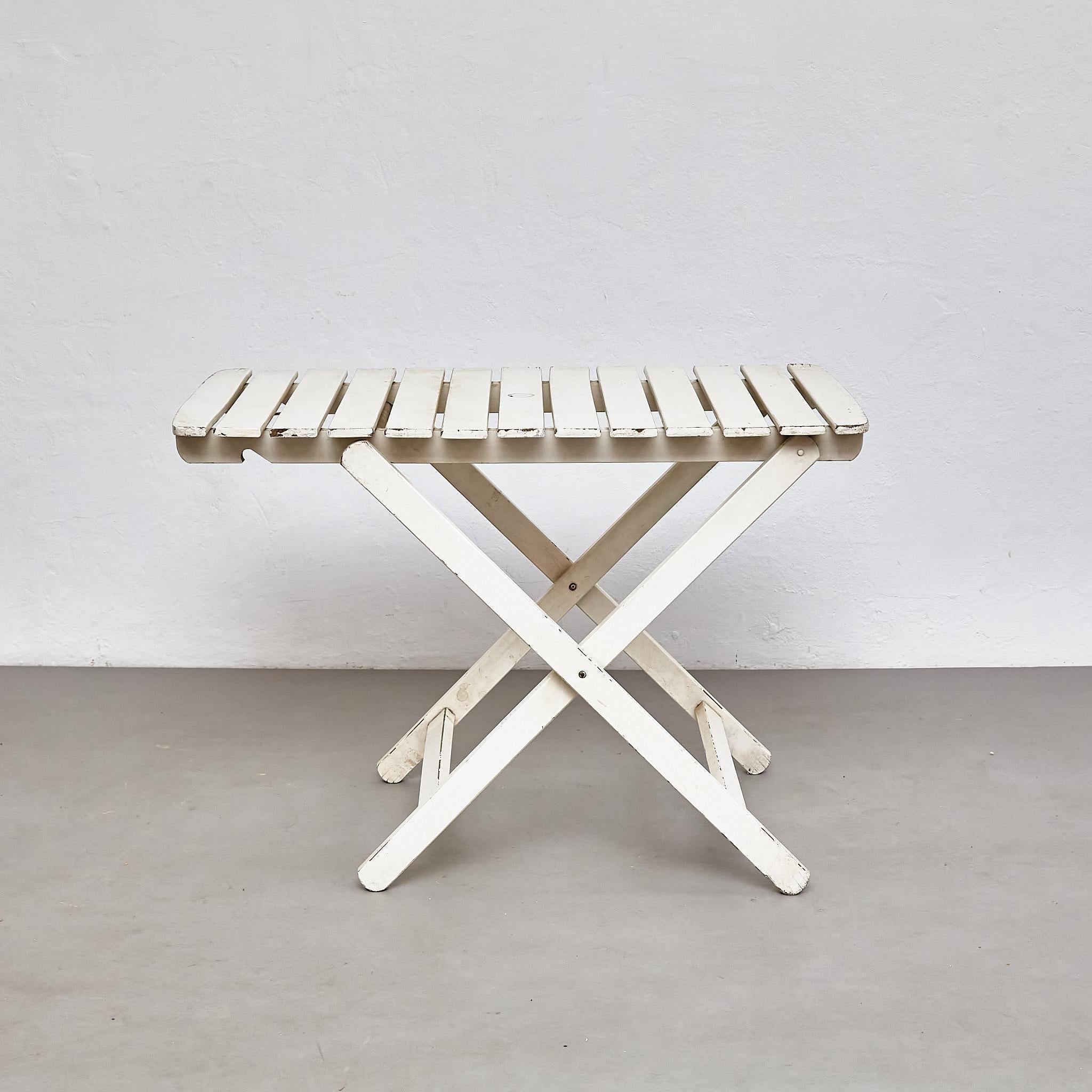 Dieses exquisite Esstischset aus der Mitte des Jahrhunderts mit zwei weiß lackierten, klappbaren Sesseln und einem dazu passenden, verstellbaren Esstisch des renommierten Herstellers Kettal aus Spanien verleiht Ihrer Einrichtung einen besonderen