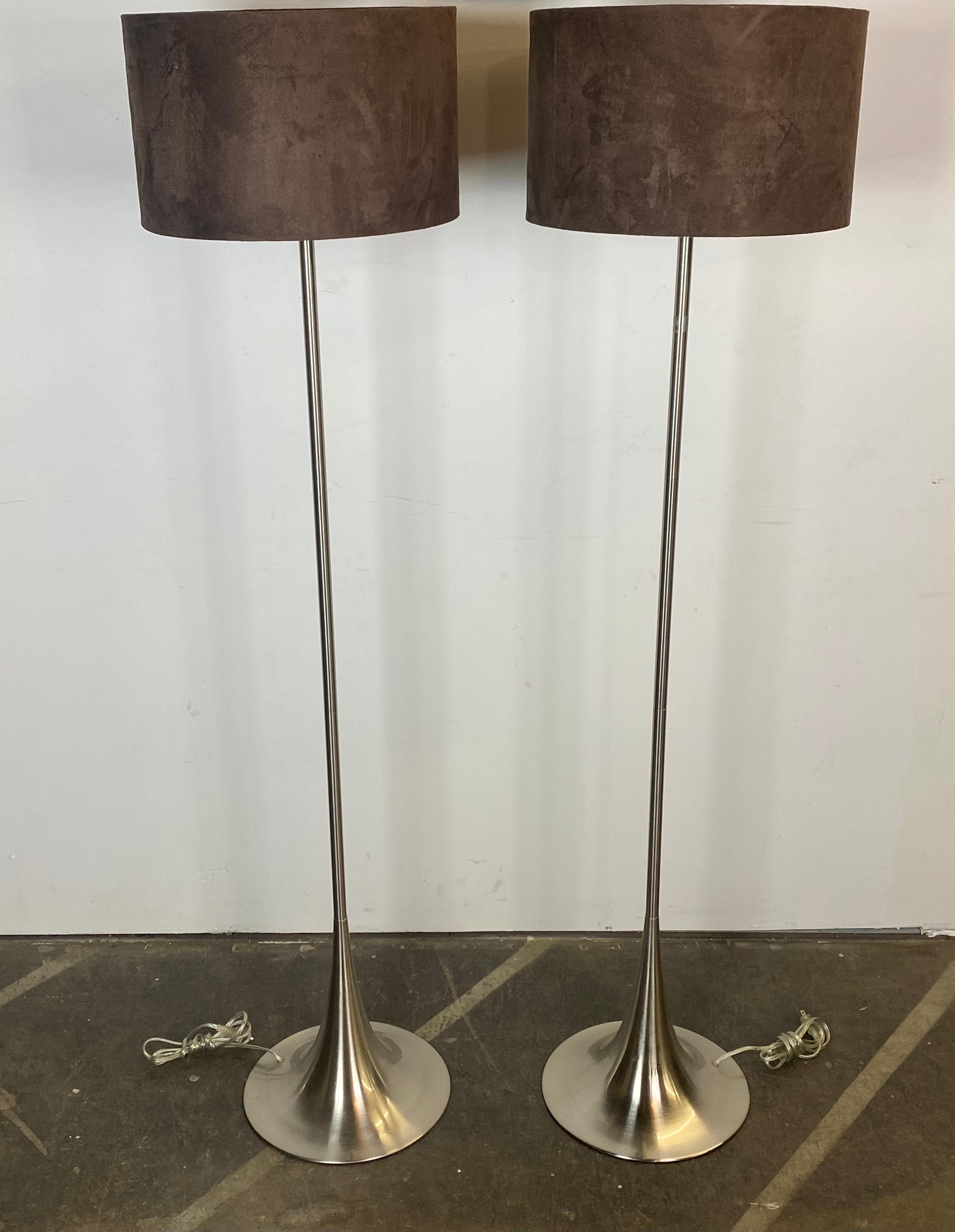Chic Mid-Century Modern style floor lamps. Evocative of Eero Saarinen’s tulip design and also Laurel Lamp Company’s similar floor lamp design. Featuring matching suede shades. Tested and working. In very good condition.