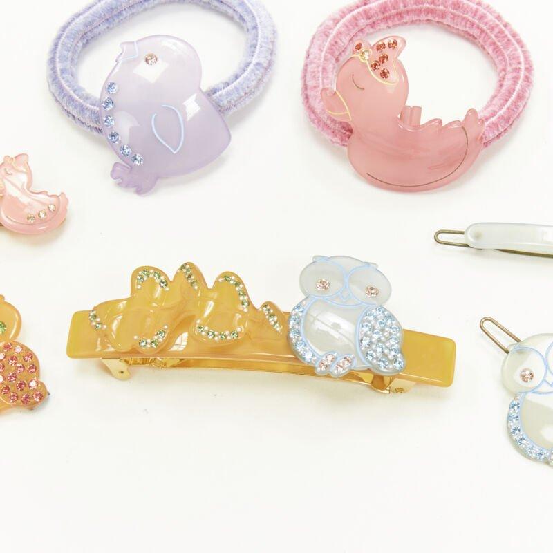 CHIC & MODE Alexandre Zouari LOT OF 5 crystal duck owl hair clip barette tie
Reference: ANWU/A00257
Brand: Chic and Mode
Designer: Alexandre Zouari
Material: Plastic
Color: Multicolour
Pattern: Solid
Extra Details: 2 elastic hair tie. 4 mini hair