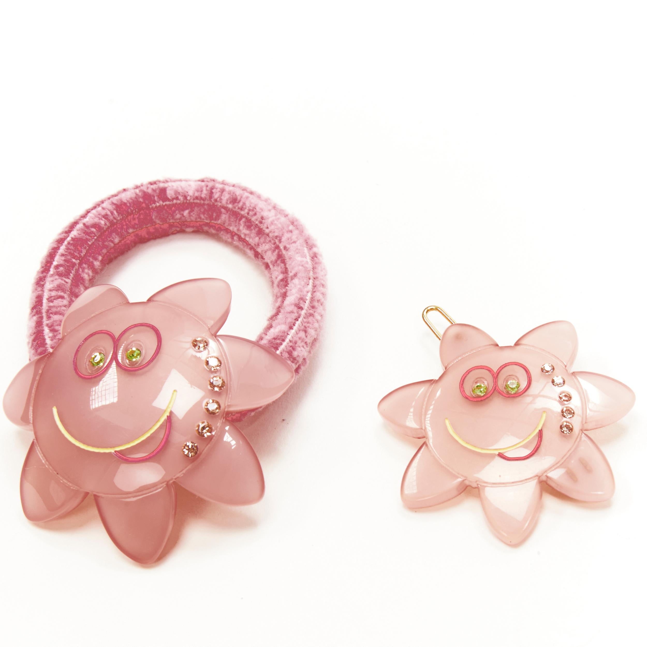 CHIC & MODE Alexandre Zouari pink crystal smiley flower acrylic hair tie clip X2
Reference: ANWU/A00250
Brand: Chic and Mode
Designer: Alexandre Zouari
Material: Plastic, Metal
Color: Pink
Closure: Clip On
Extra Details: Hair clip ~4cm. Hair tie