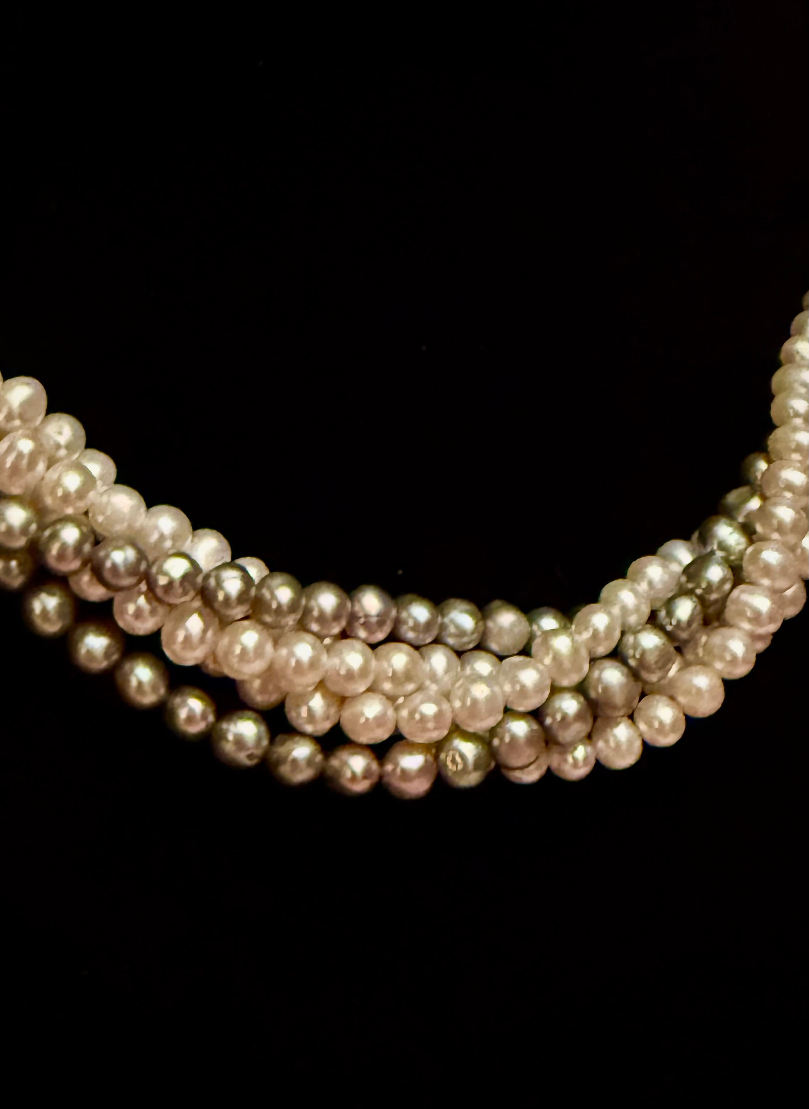 Perlina Collana chic con perle a più fili in vendita