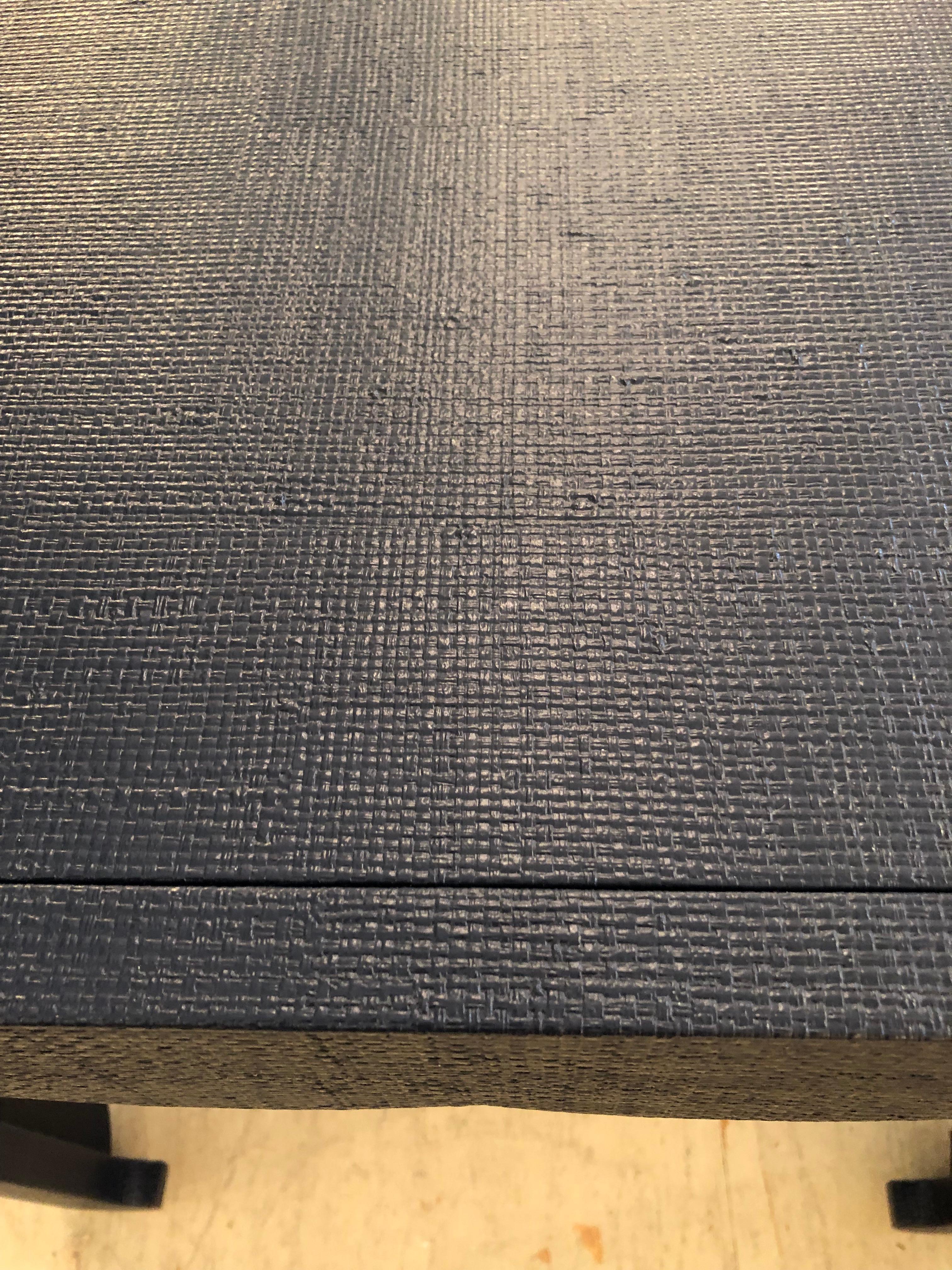 Américain Chic Table d'appoint carrée design bleu marine enveloppée de lin Paire disponible en vente