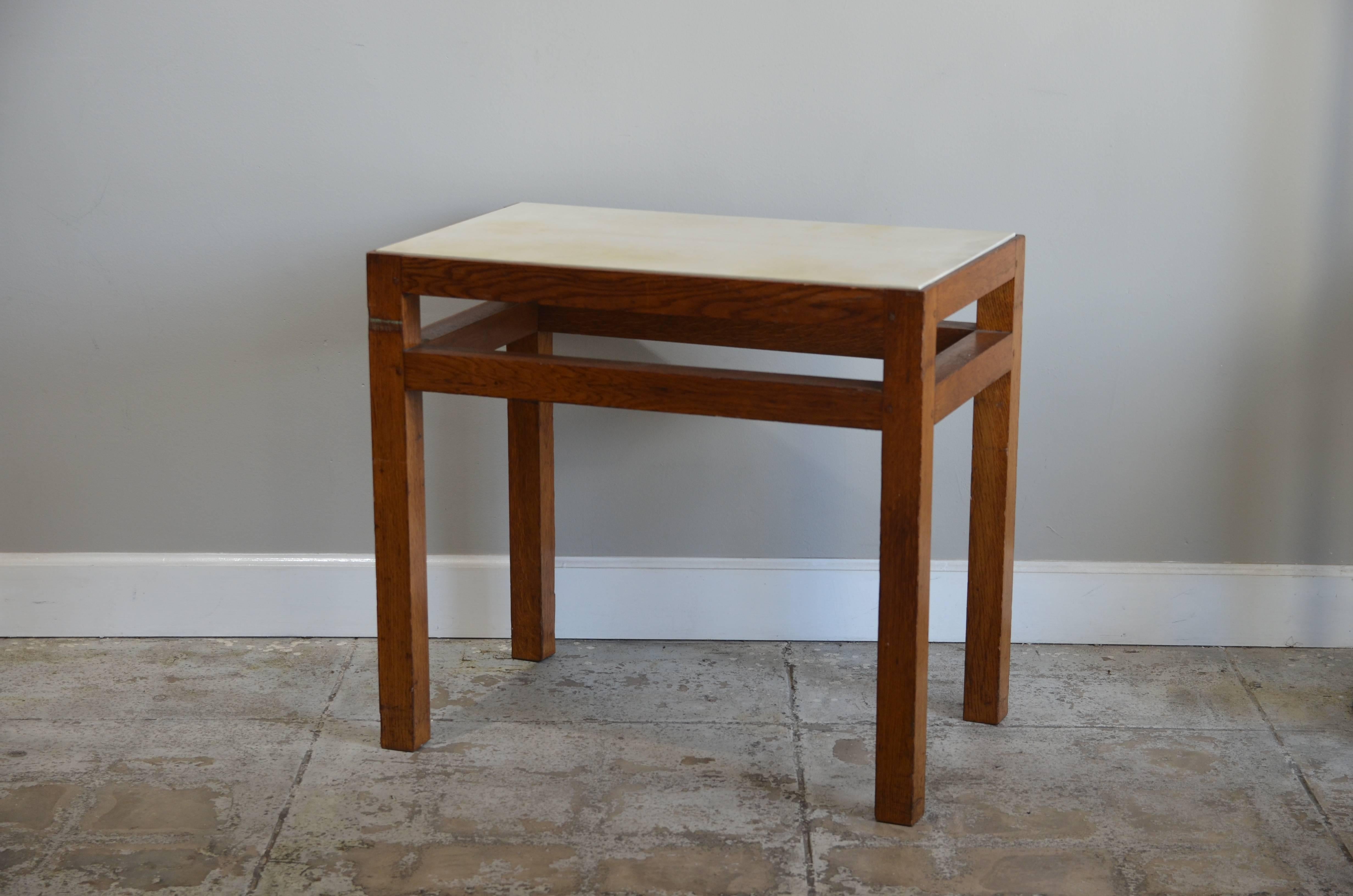 La table d'appoint ou la table de nuit 'Tenon' en chêne et parchemin de Design Frères. Belle base en chêne poli et ciré avec insert supérieur en parchemin naturel appliqué à la main. Table polyvalente avec de grandes proportions. Des tailles