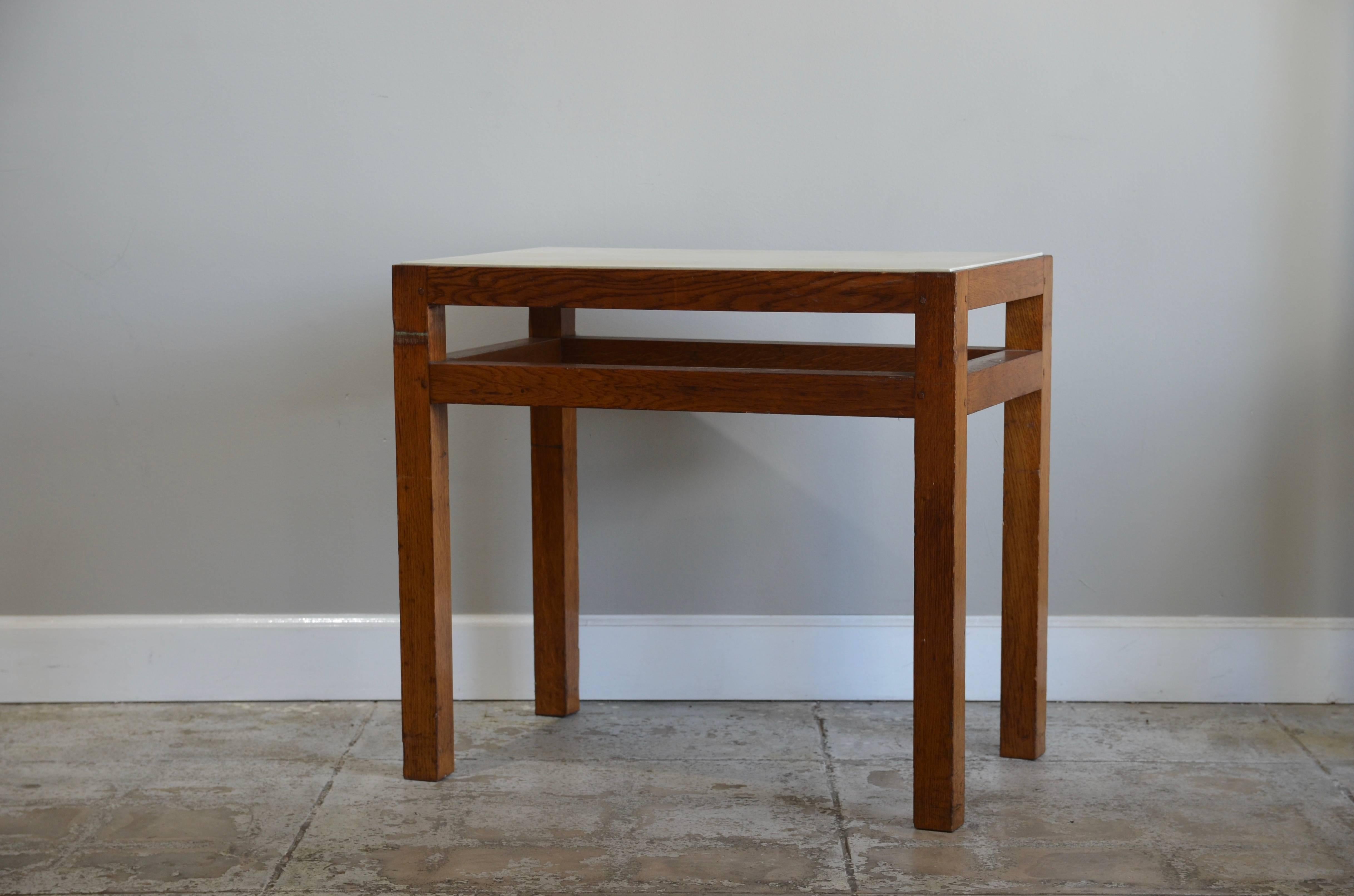 Français Table d'appoint ou table de nuit « Tenon » chic en chêne et parchemin par Design Frres en vente