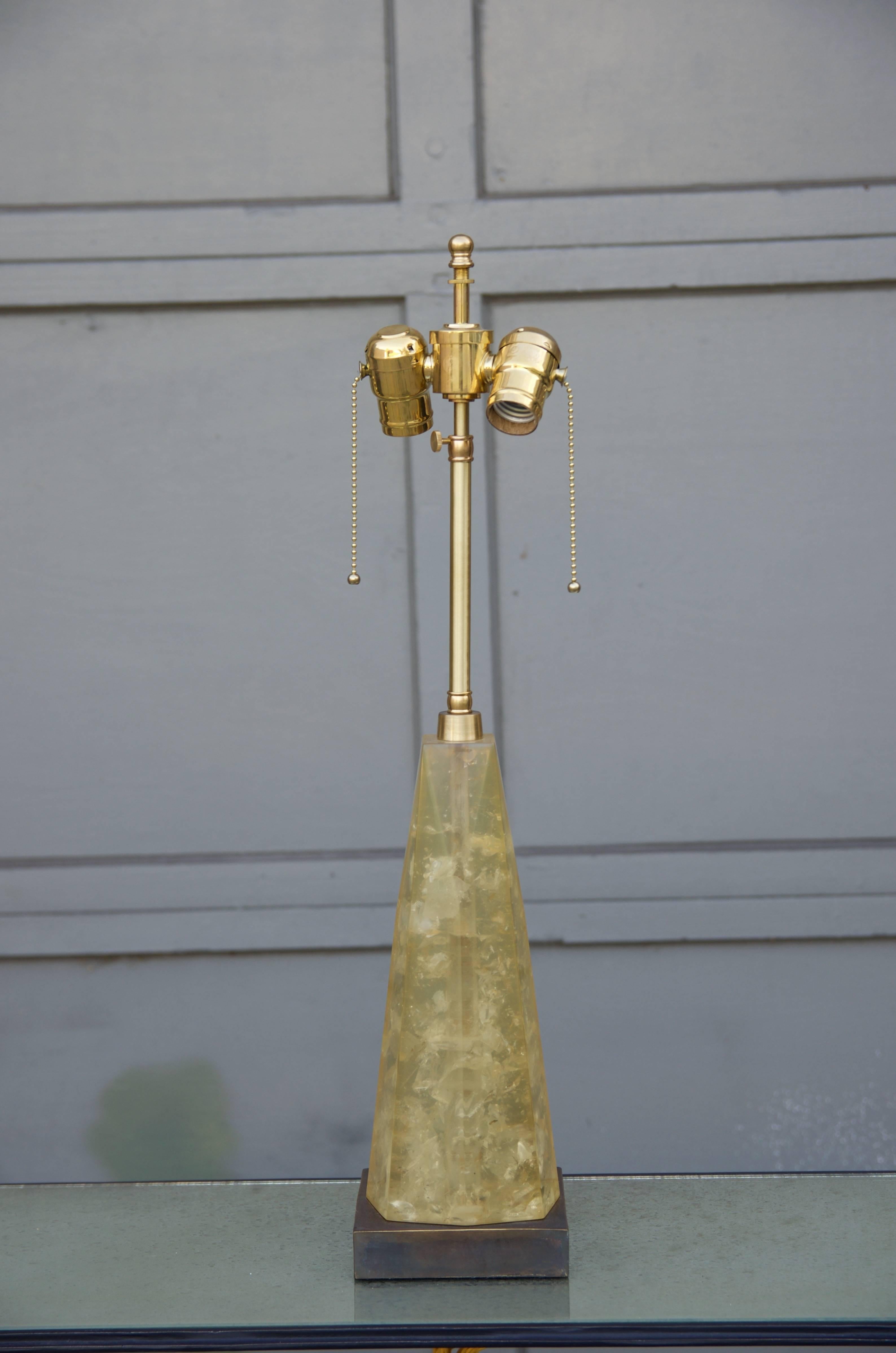 Chic Obelisk Fractal Resin Table Lamp In Excellent Condition For Sale In Los Angeles, CA