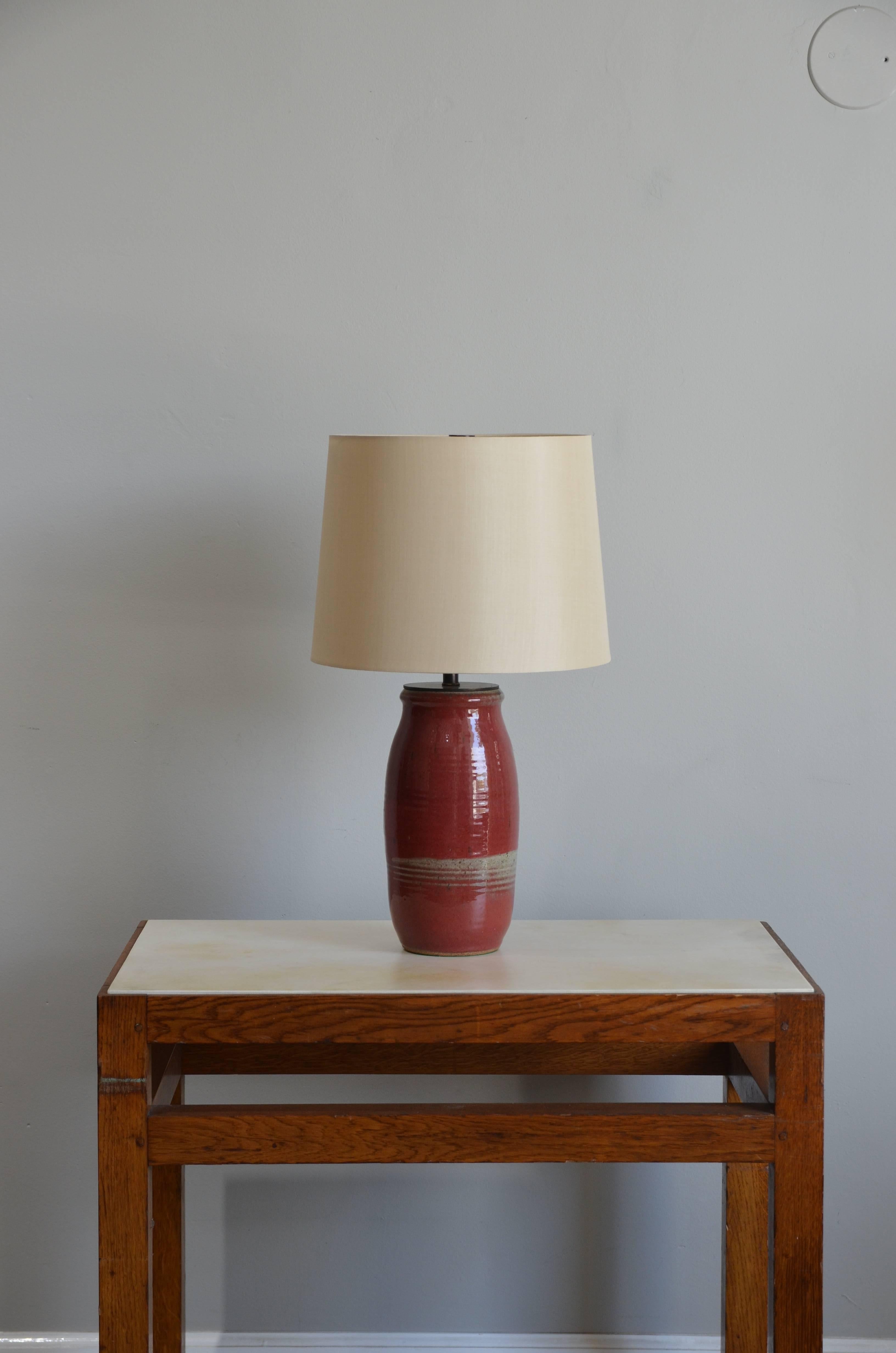 Chic oxblood lamp with custom cream silk shade. Beautiful glaze.

The dimensions are the overall dimensions of the lamp with the shade.

Lamp body is 5 1/2 in. diameter x 12 1/2 in. tall

Diameter of top of shade: 12