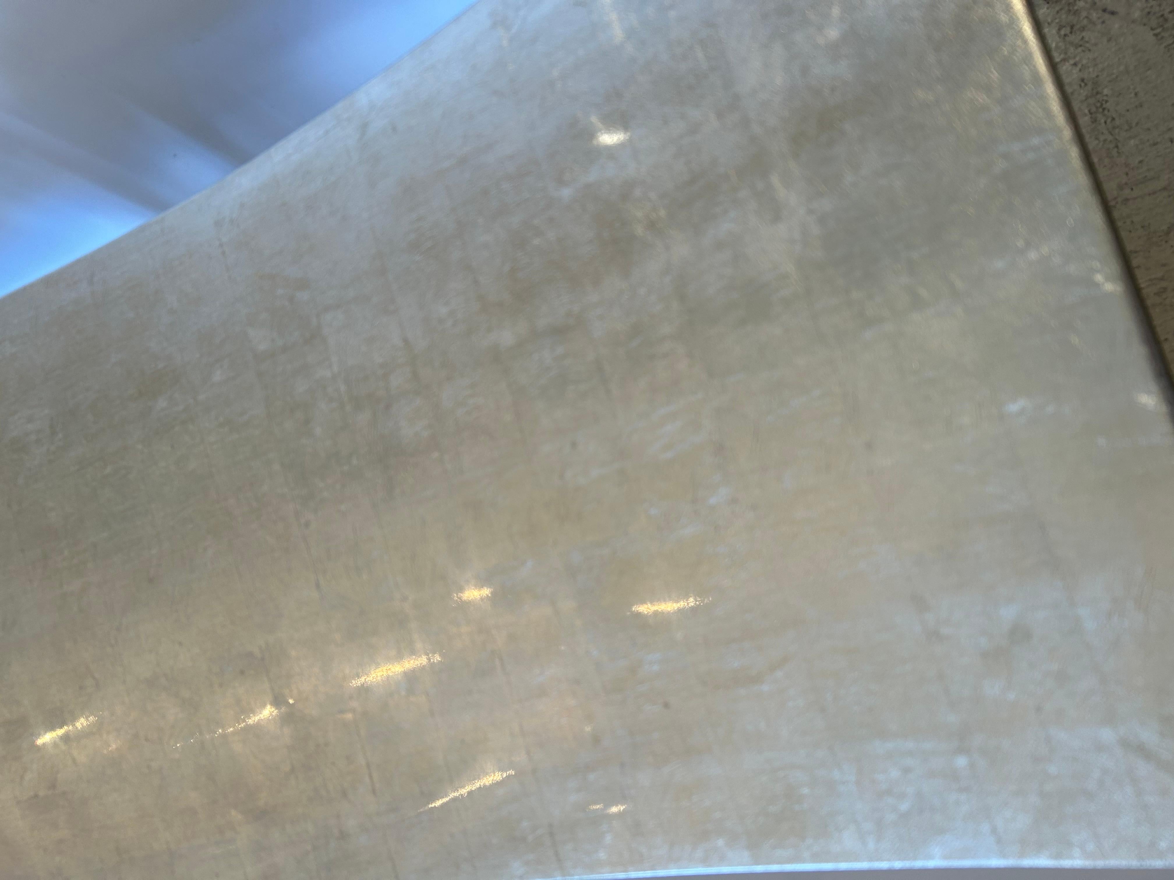 Paire de bancs contemporains en laque Silverleaf en vente 3