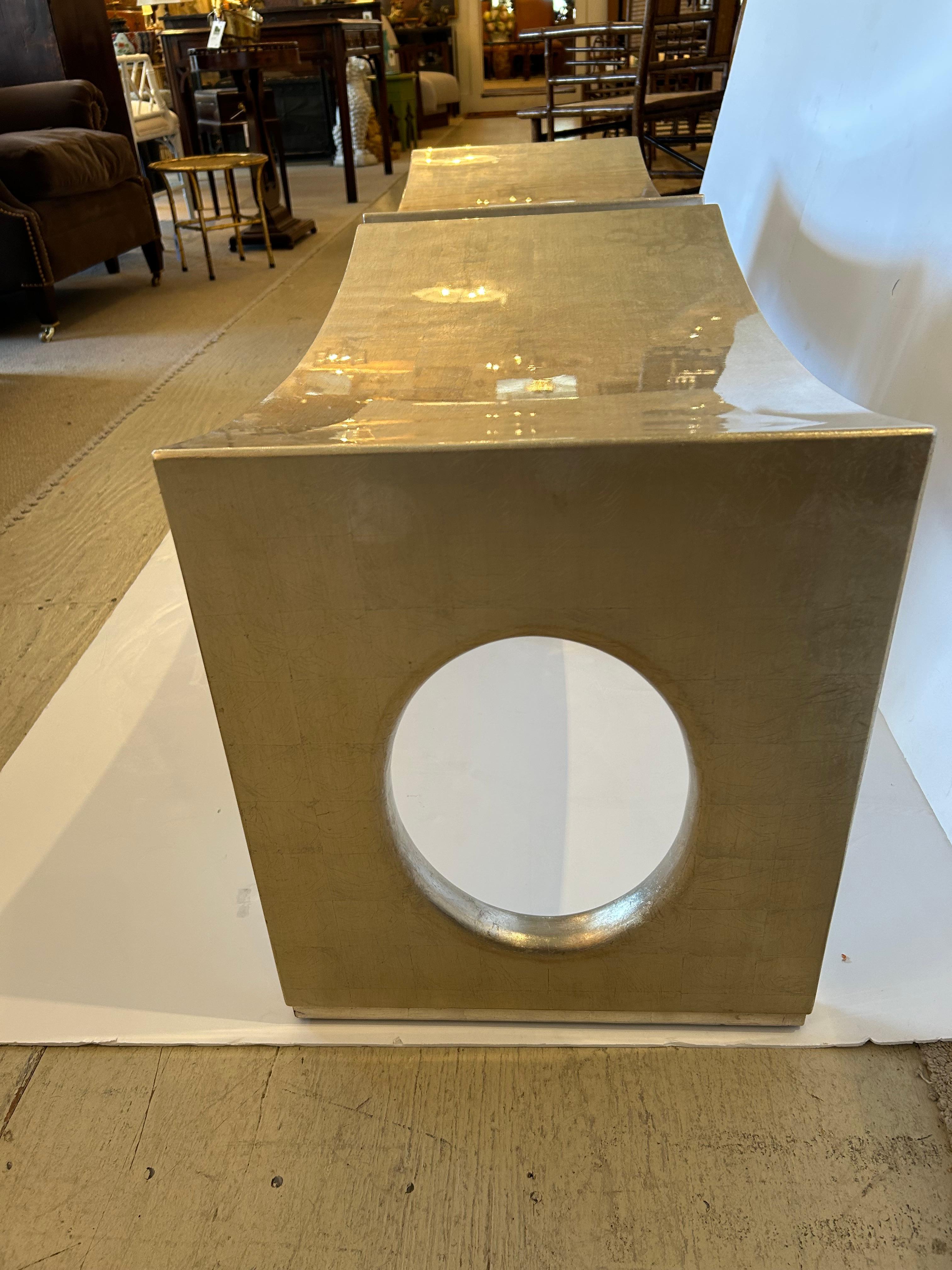 Paire de bancs contemporains en laque Silverleaf en vente 4