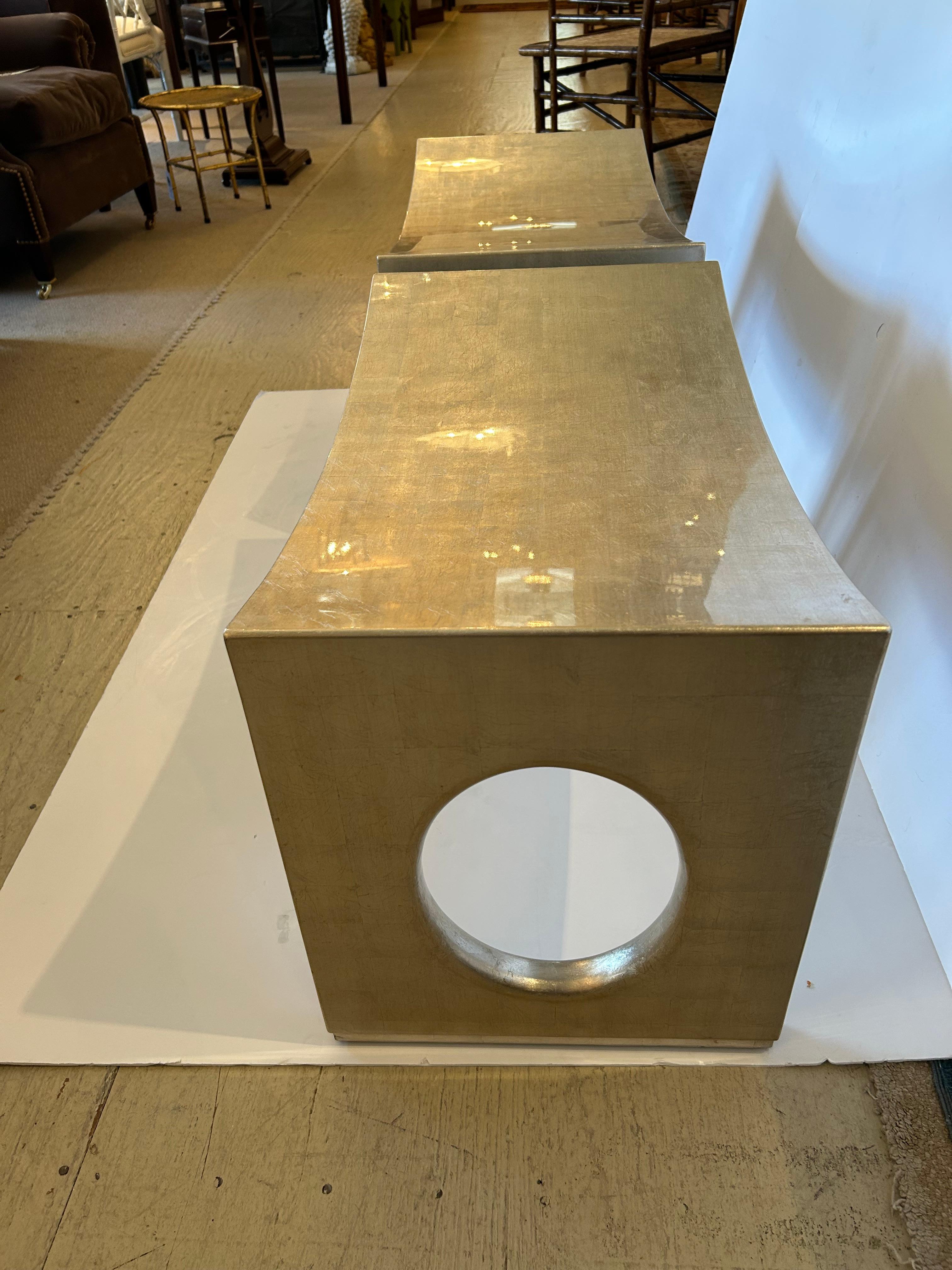 Paire de bancs contemporains en laque Silverleaf en vente 5