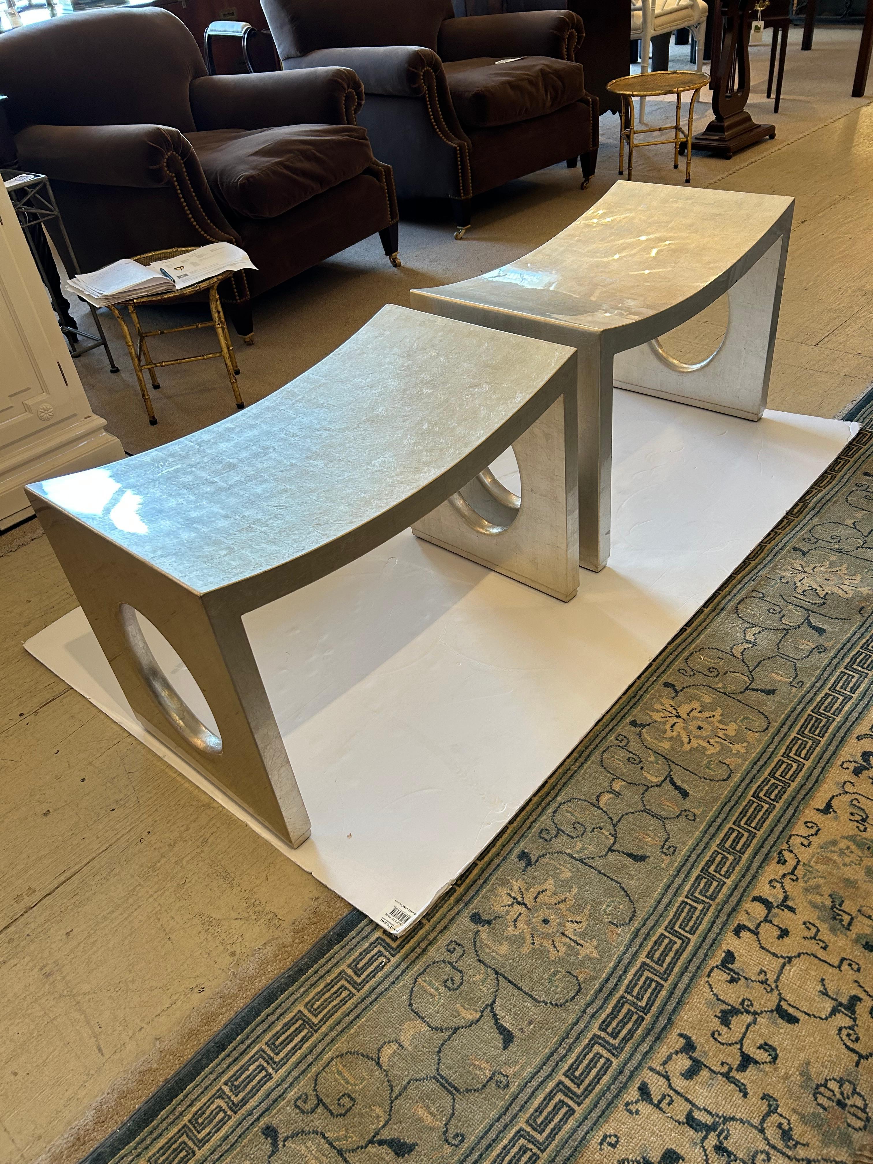 Argenté Paire de bancs contemporains en laque Silverleaf en vente
