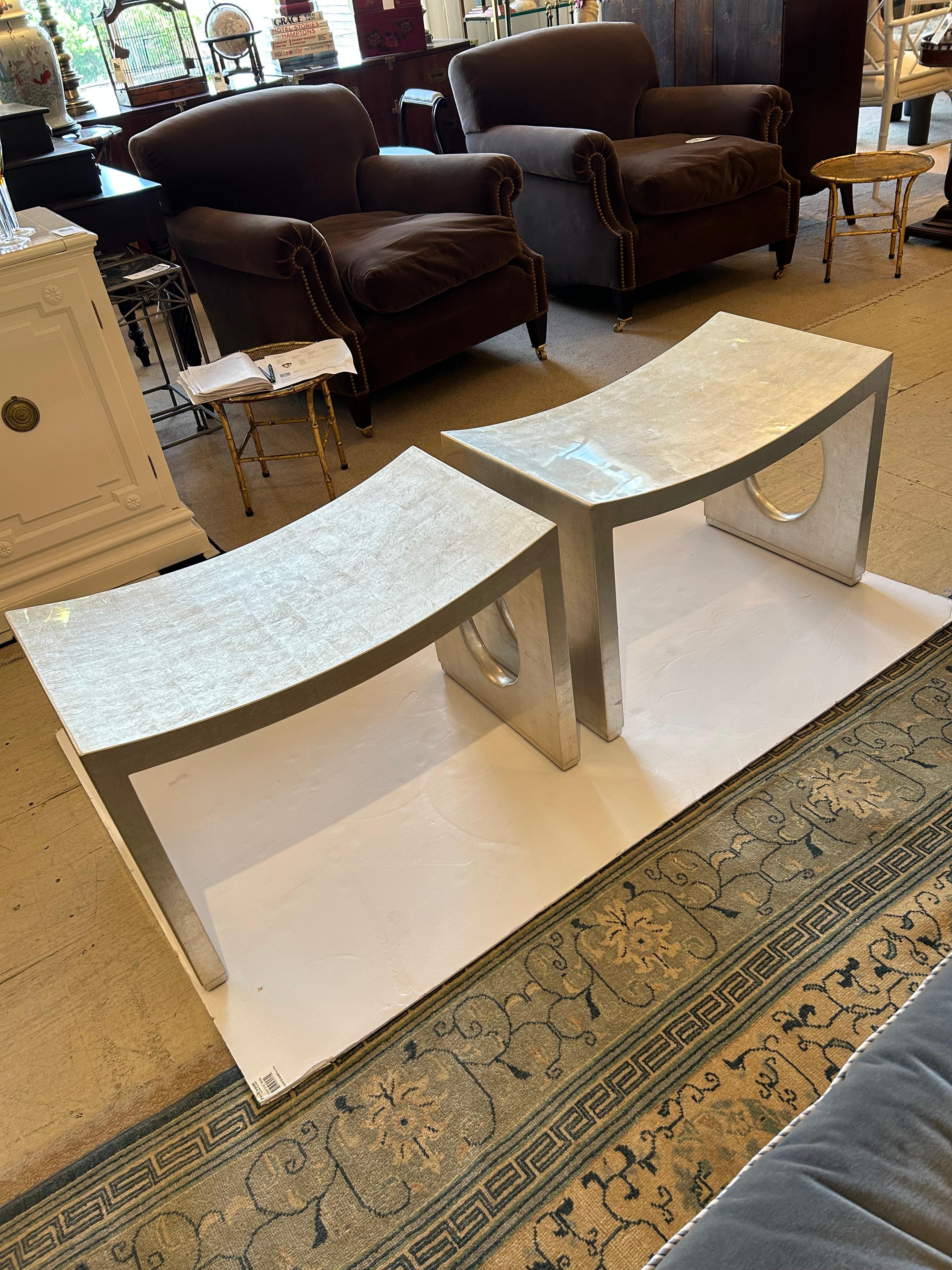 Paire de bancs contemporains en laque Silverleaf Bon état - En vente à Hopewell, NJ