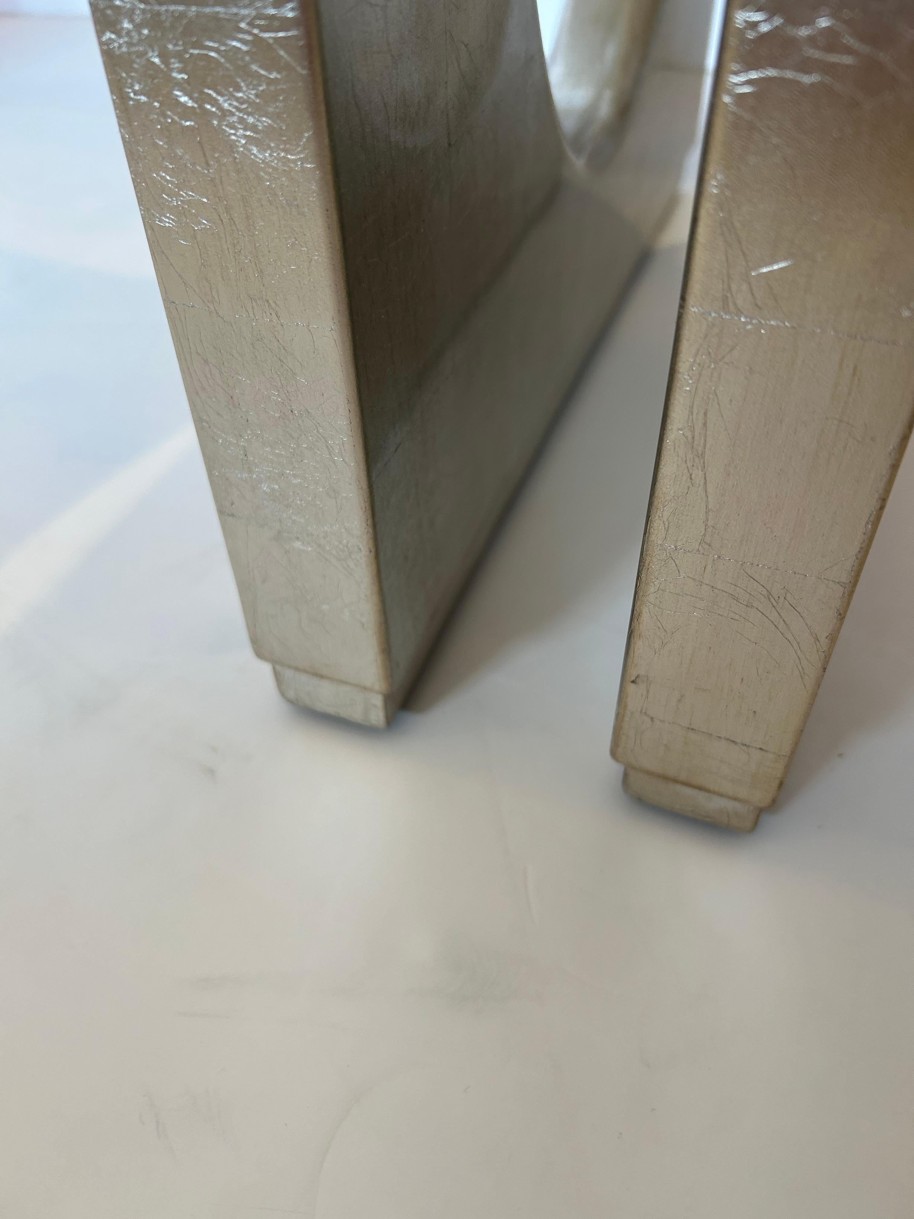 Bois Paire de bancs contemporains en laque Silverleaf en vente