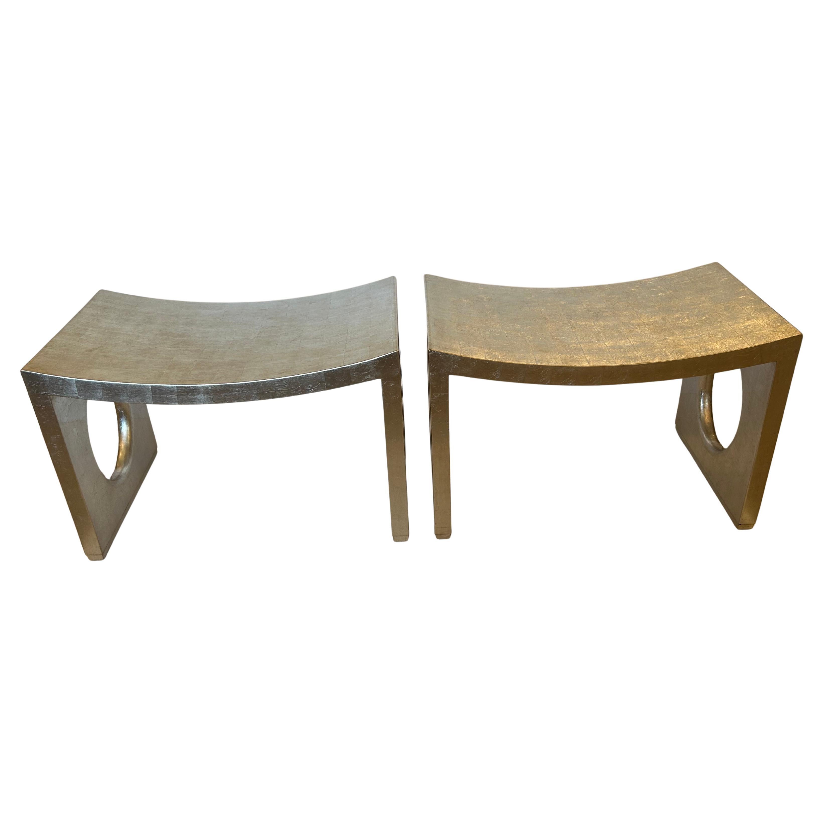 Coppia chic di panche contemporanee in lacca argentata