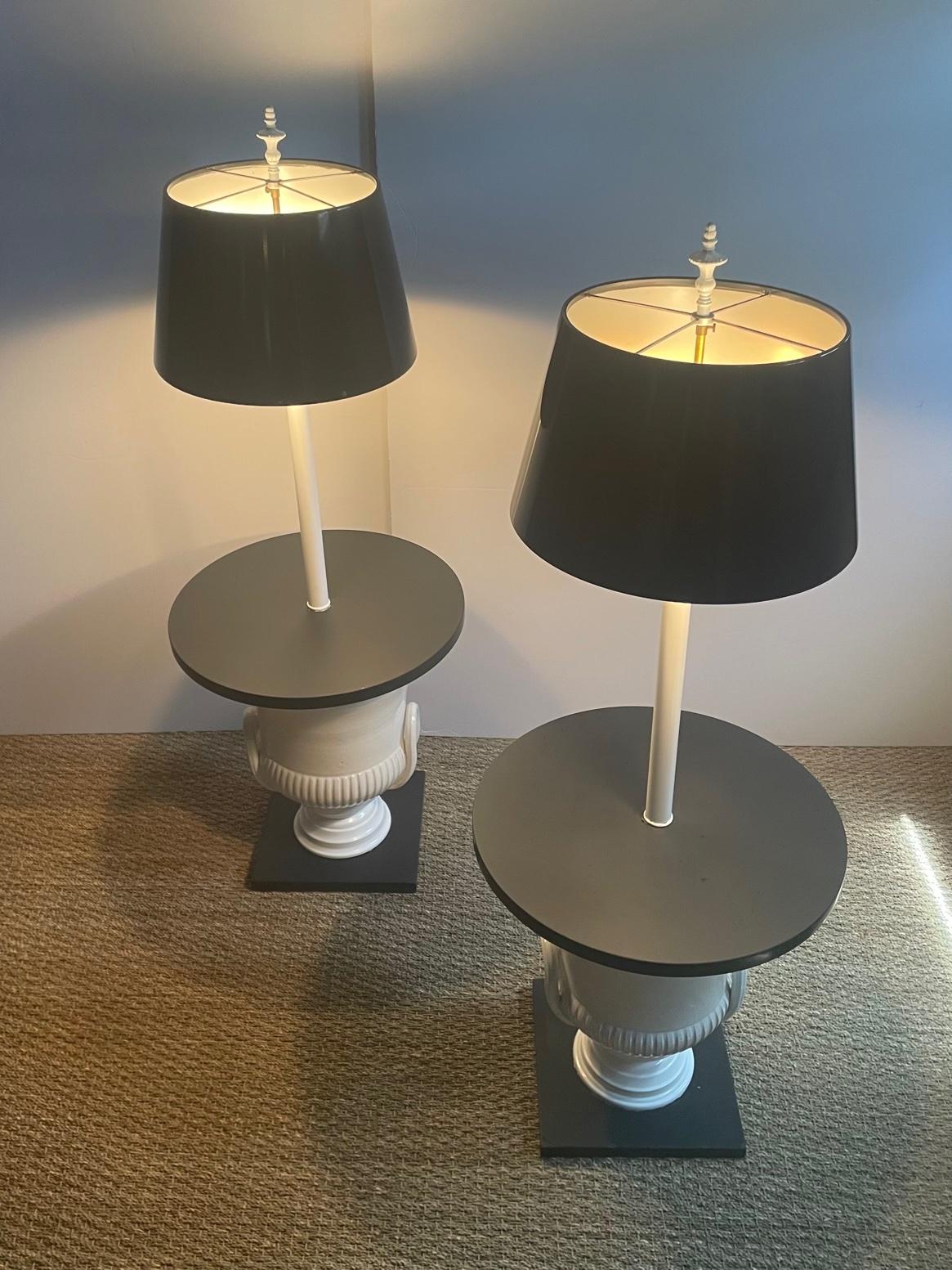 Américain Paire de lampadaires chics de style Dorothy Draper avec base en forme d'urne en vente