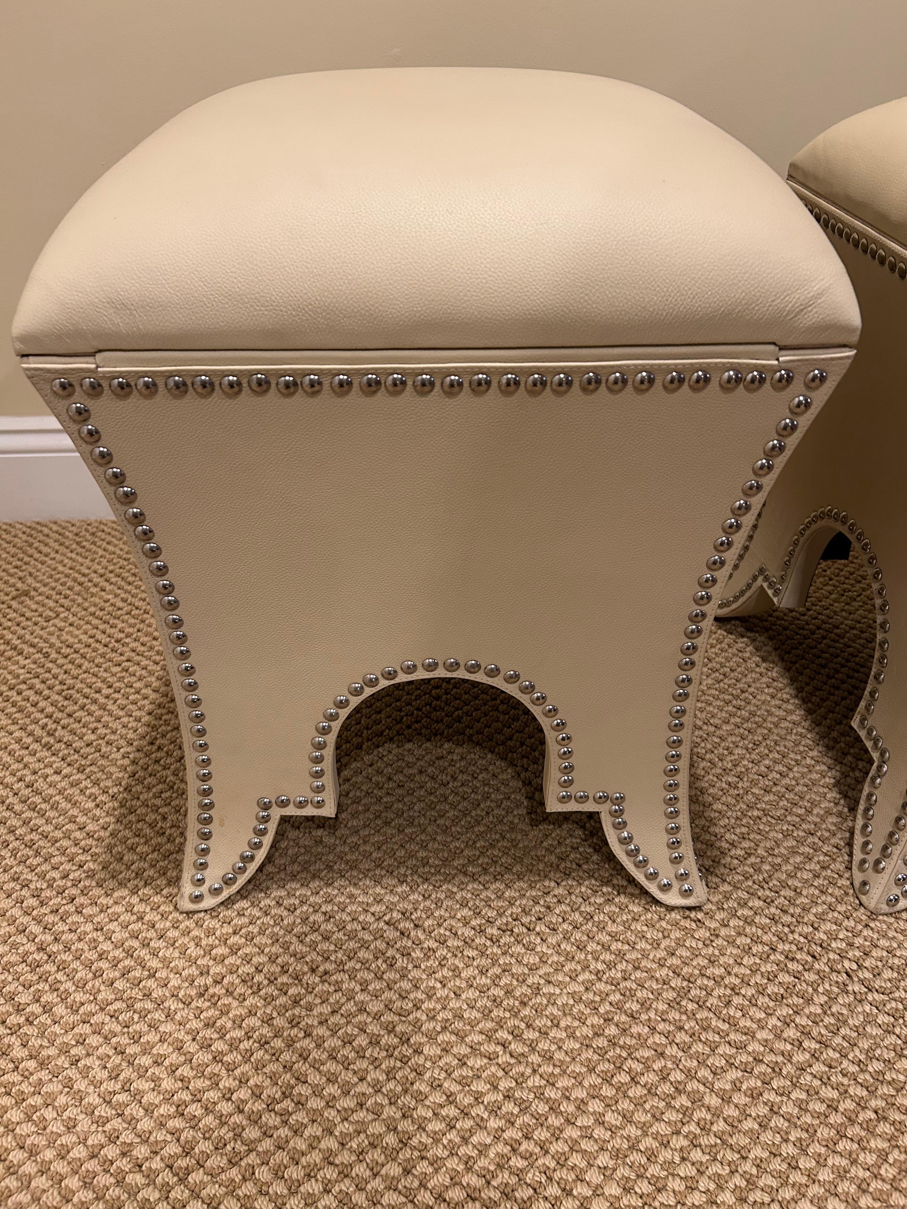 Coppia chic di pouf in ecopelle color crema con contenitore in vendita 3