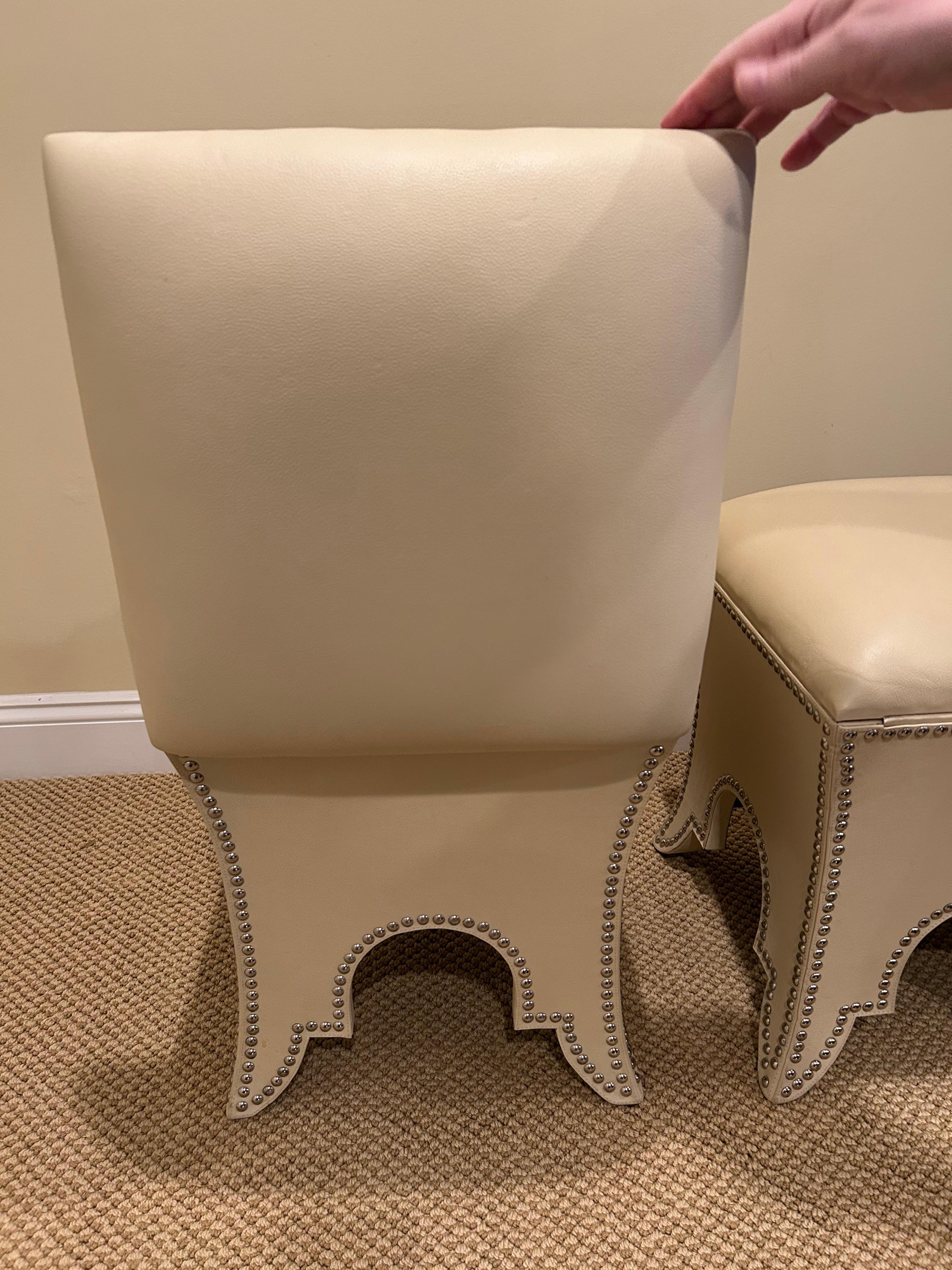 Coppia chic di pouf in ecopelle color crema con contenitore in vendita 4
