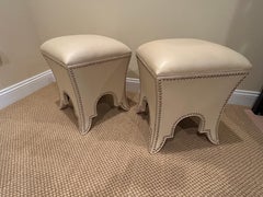 Elegante par de otomanas de piel sintética color crema con almacenaje
