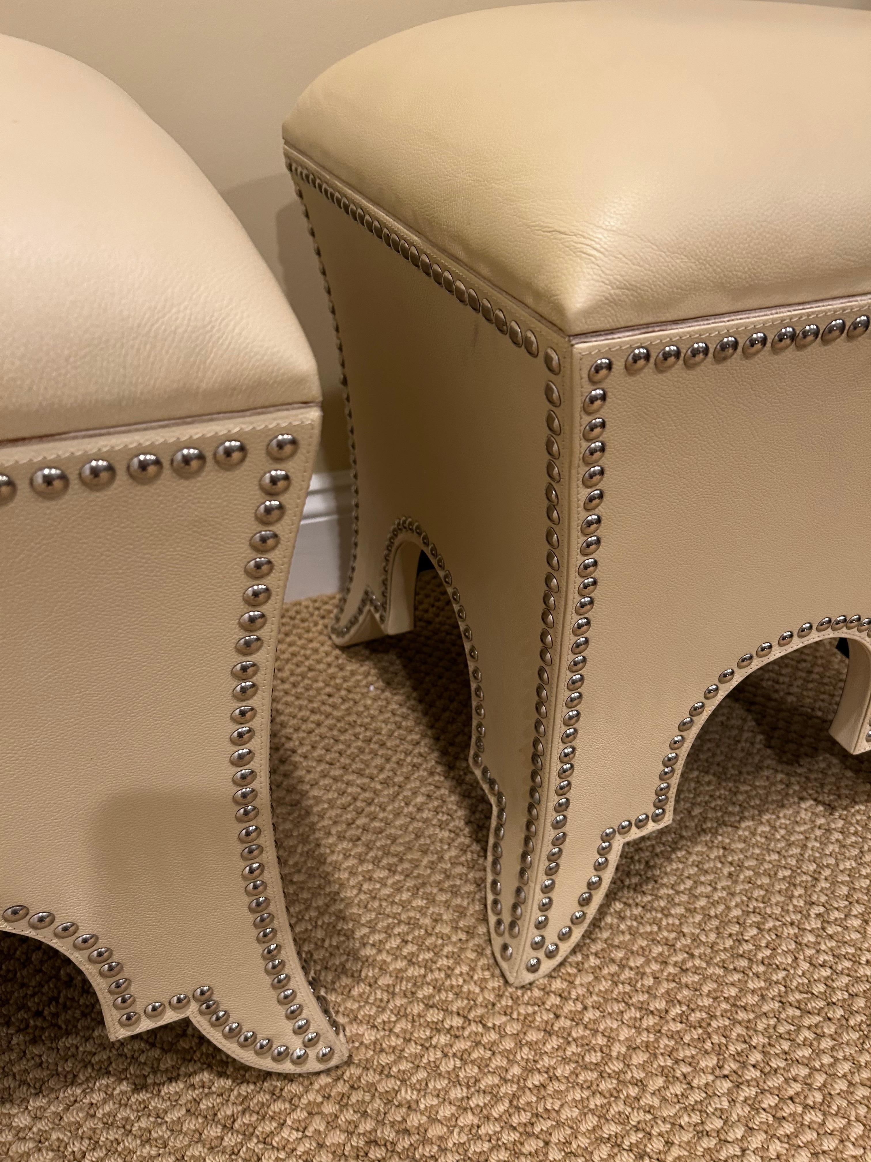 Americano Coppia chic di pouf in ecopelle color crema con contenitore in vendita