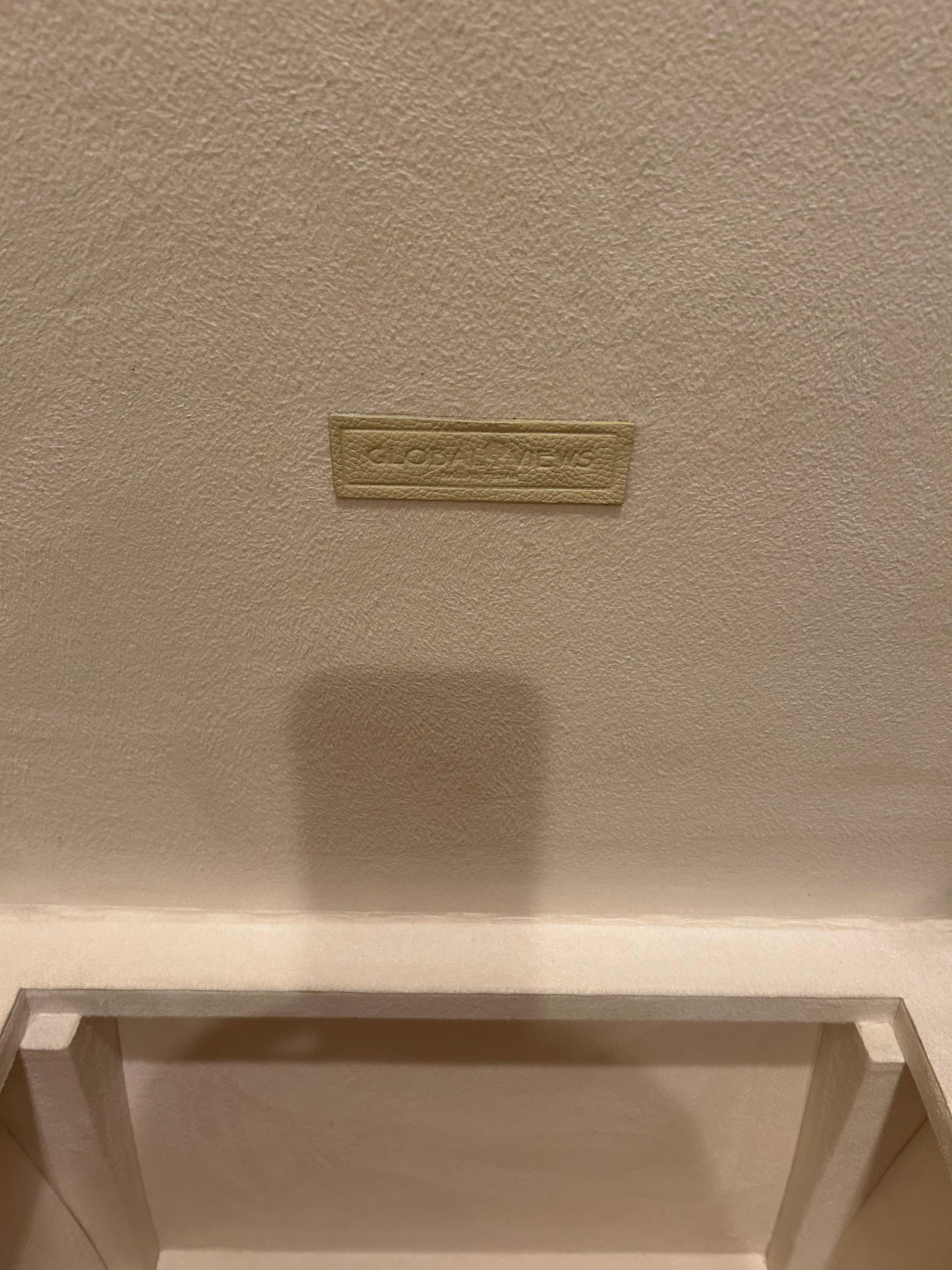 XXI secolo e contemporaneo Coppia chic di pouf in ecopelle color crema con contenitore in vendita