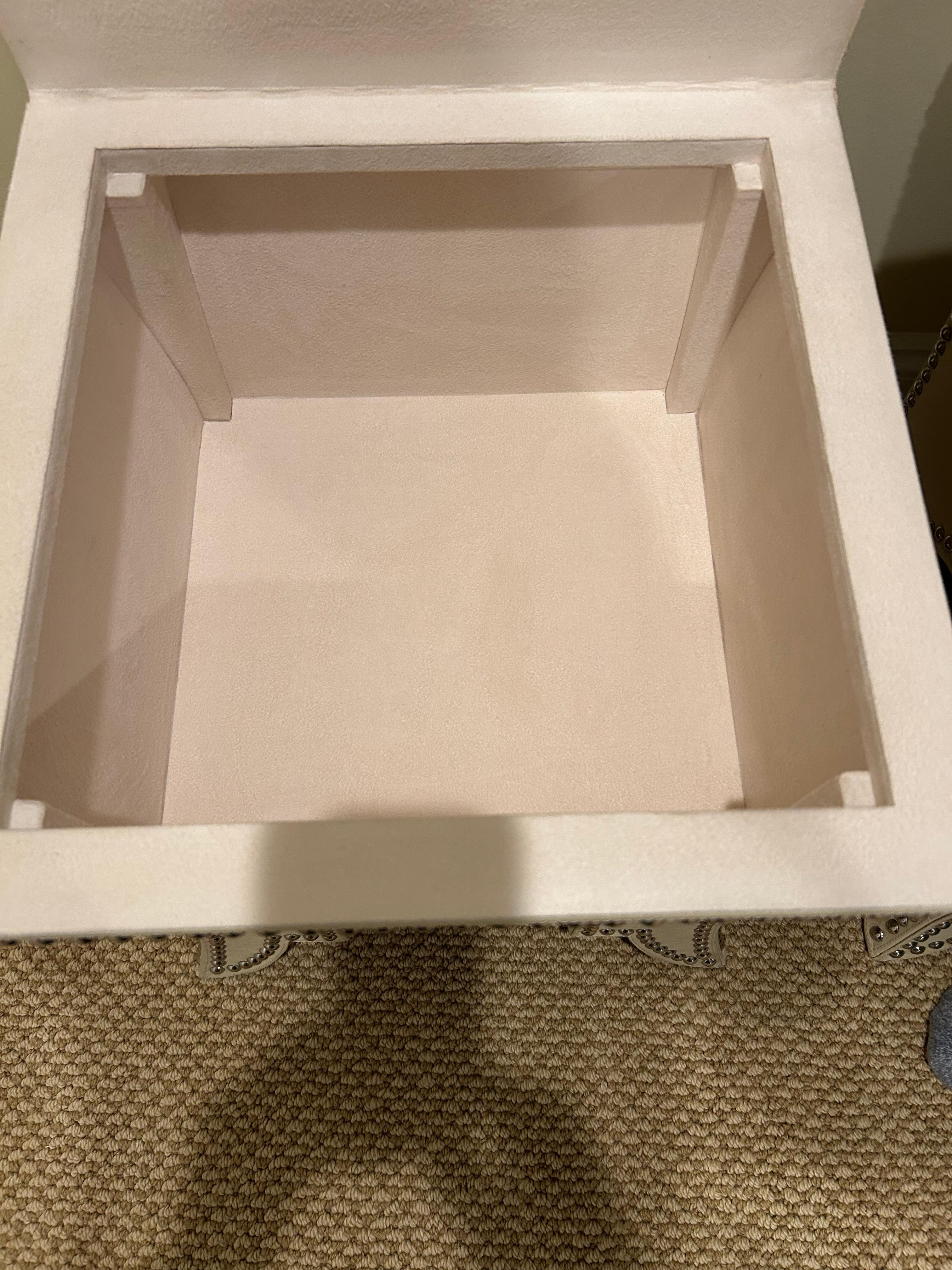 Materiale sintetico Coppia chic di pouf in ecopelle color crema con contenitore in vendita