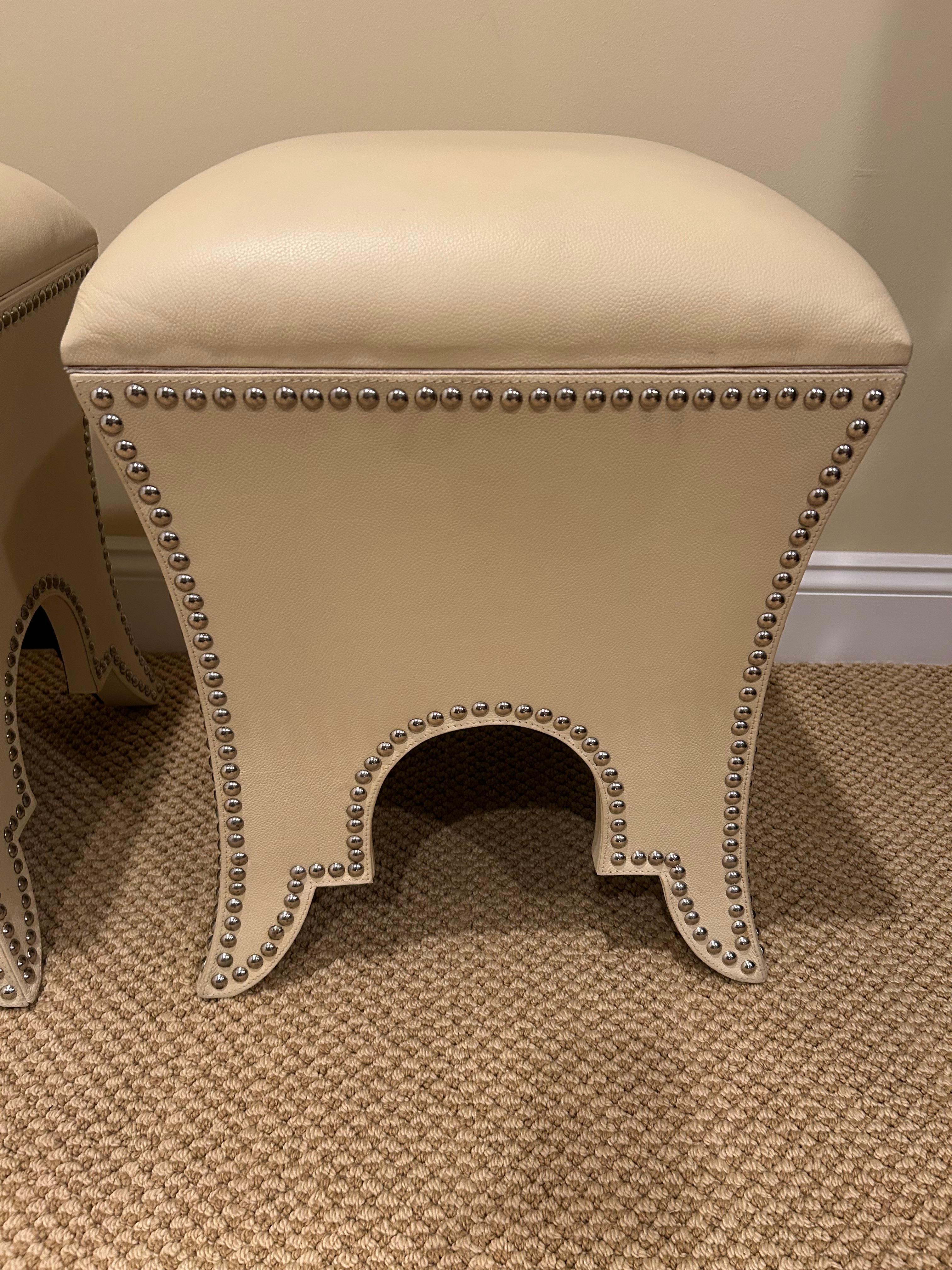 Coppia chic di pouf in ecopelle color crema con contenitore in vendita 1