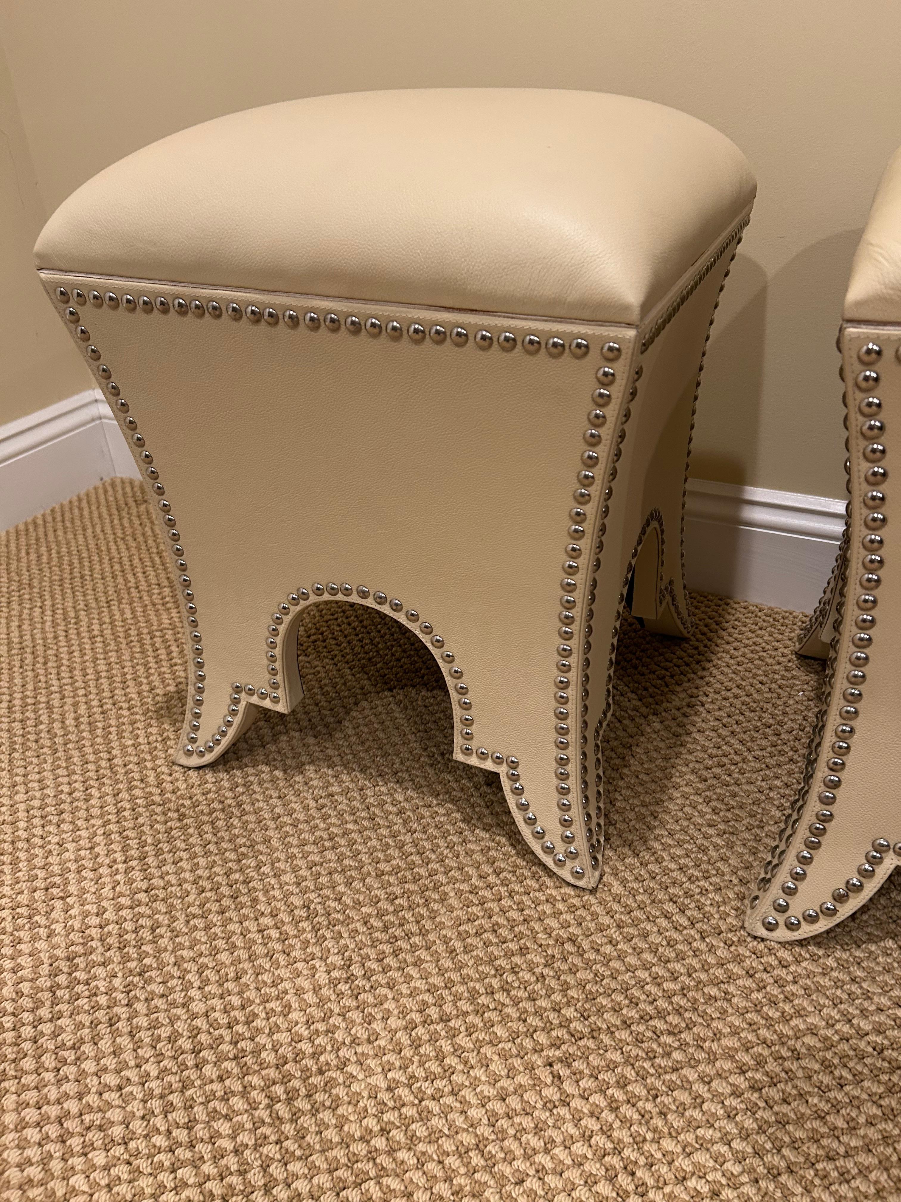 Coppia chic di pouf in ecopelle color crema con contenitore in vendita 2