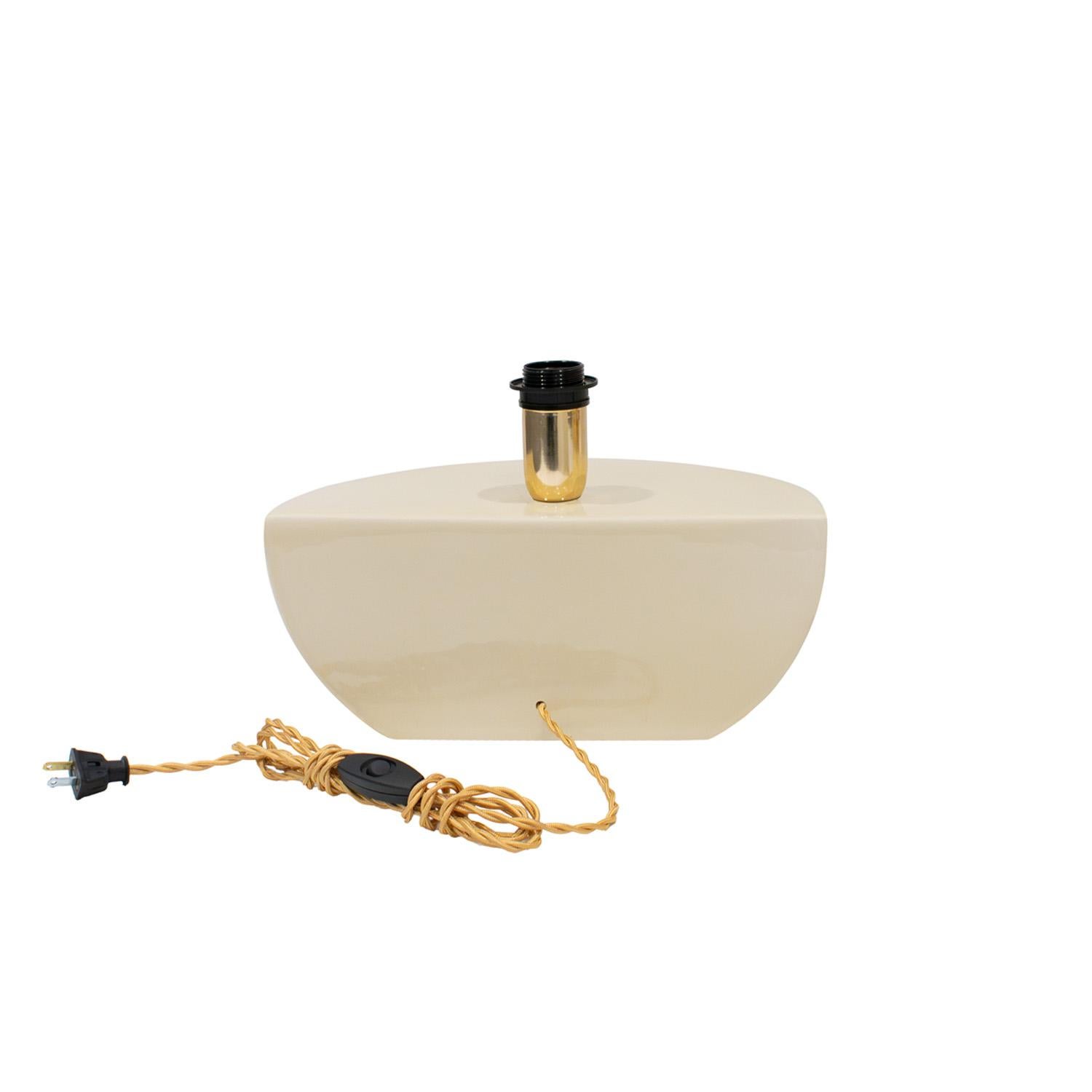 Chic Pair of French Porcelain Table Lamps with Sculptural Shades 1960s In Excellent Condition For Sale In New York, NY