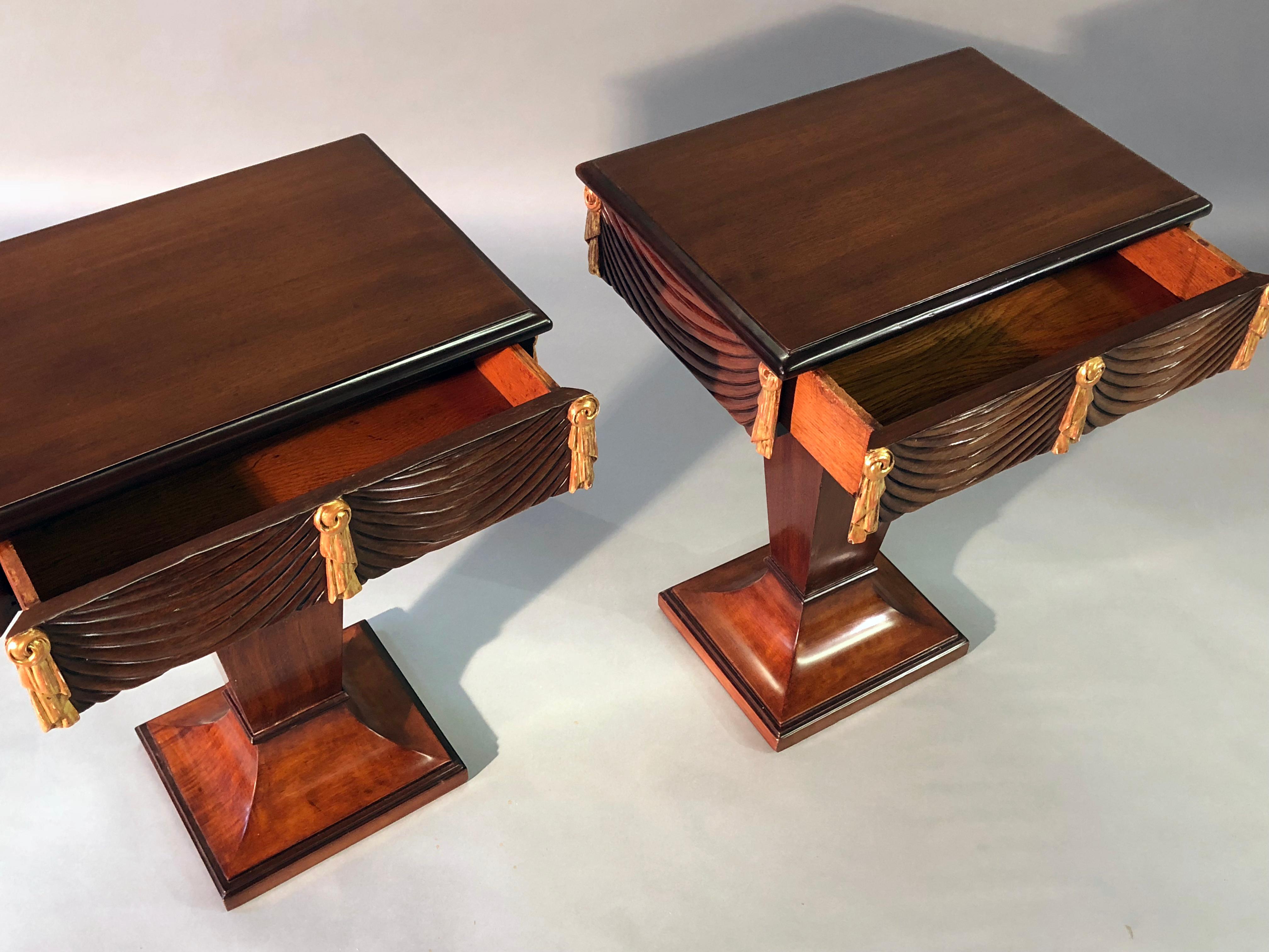 American Chic Pair of Grosfeld House 1940s Mahogany and Parcel-Gilt Pedestal Tables For Sale