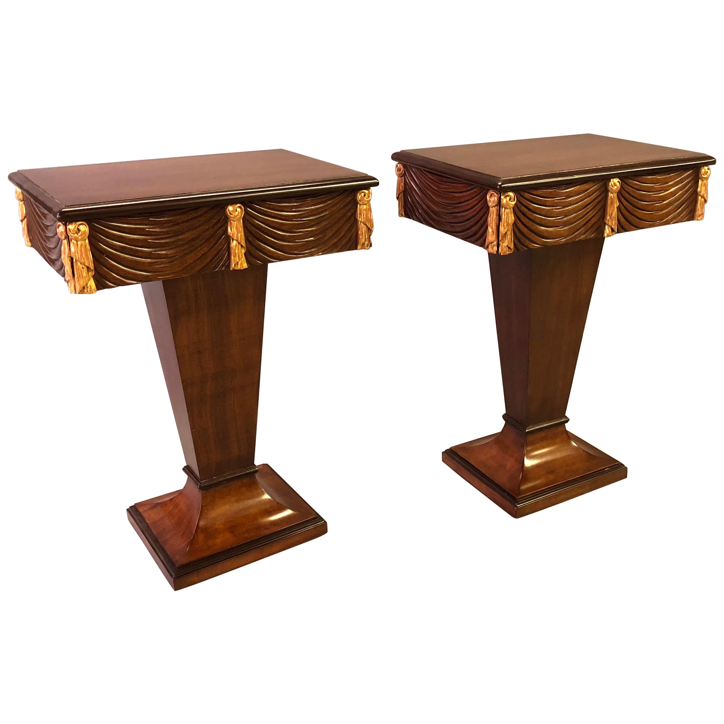 Elegante Pareja de Mesas de Pedestal Grosfeld House de 1940 de Caoba y Parcela Dorada en venta