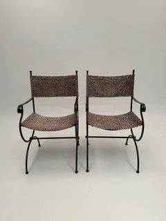 Paire de fauteuils chics en fer forgé à la main avec tissu d'ameublement imprimé animal en cuir de vache