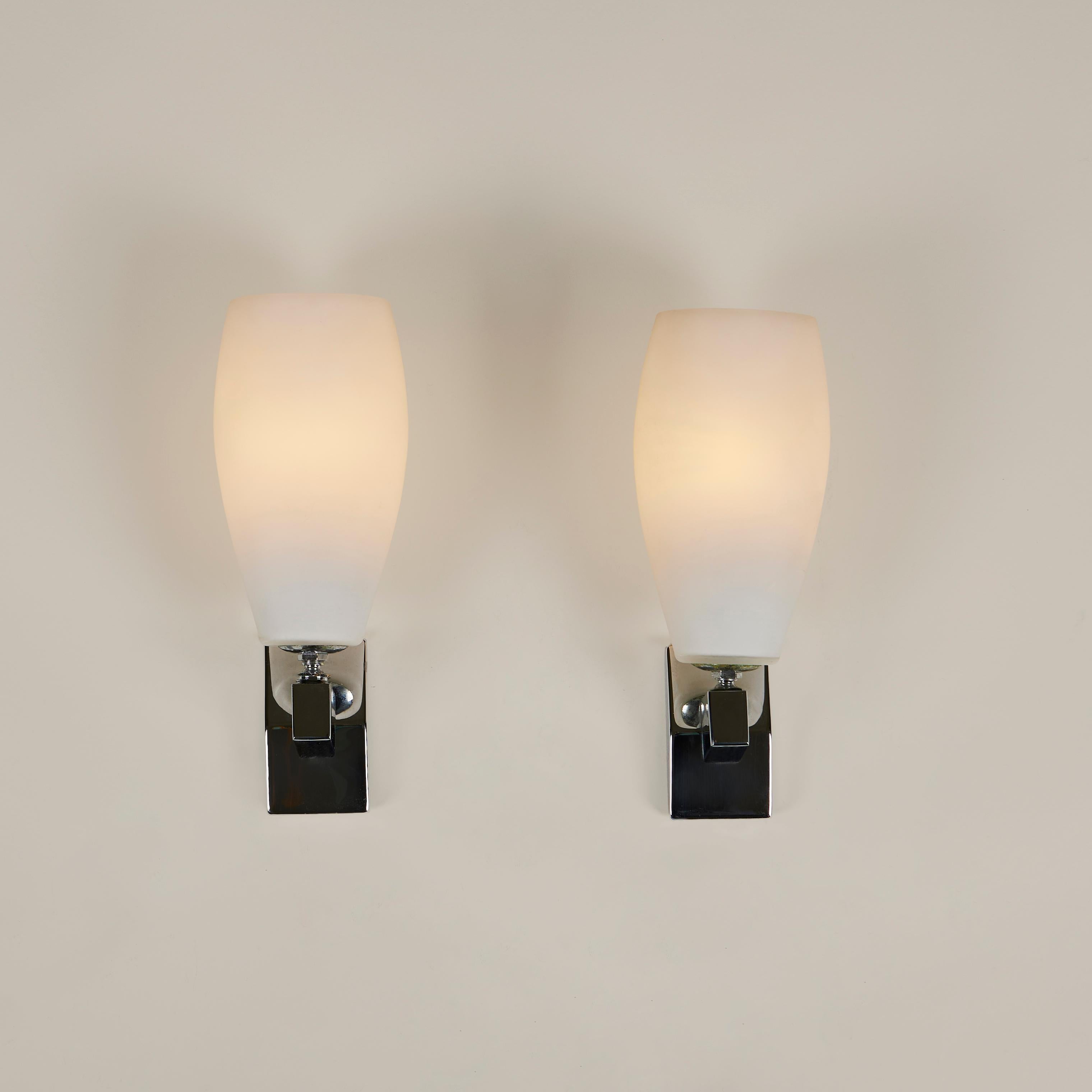 Schickes Paar italienischer Wandleuchten aus Chrom und weißem Glas aus den 1960er Jahren (Italienisch) im Angebot