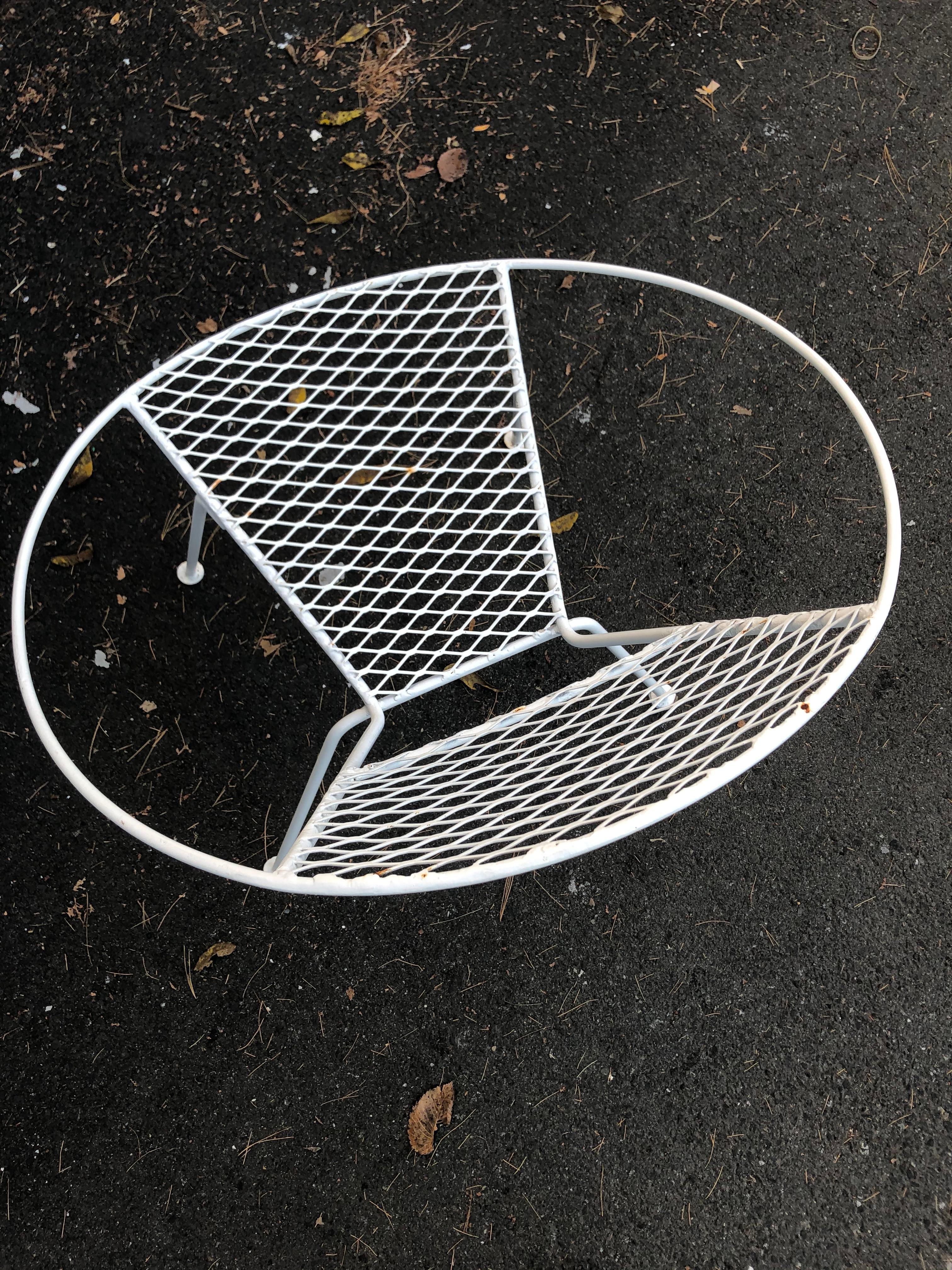 Chic Pair of Mid-Century Modern Circular Shaped Patio Chairs In Good Condition In Hopewell, NJ