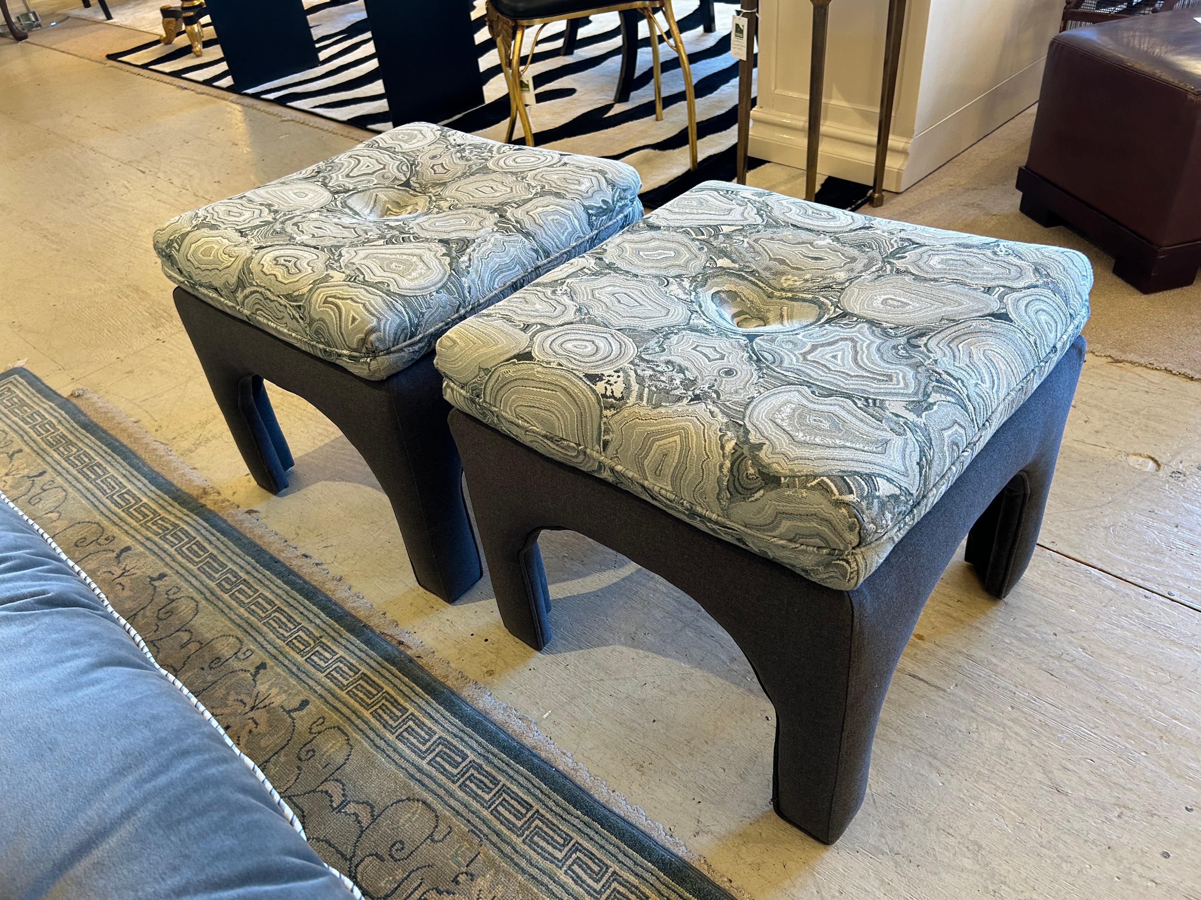 Coppia personalizzata super chic di pouf quadrati imbottiti con cuscino che presentano un'elegante combinazione di basi in flanella grigia e piani con motivi grigi, blu e crema.  Il tessuto sensuale ricorda qualcosa di organico, come il marmo.