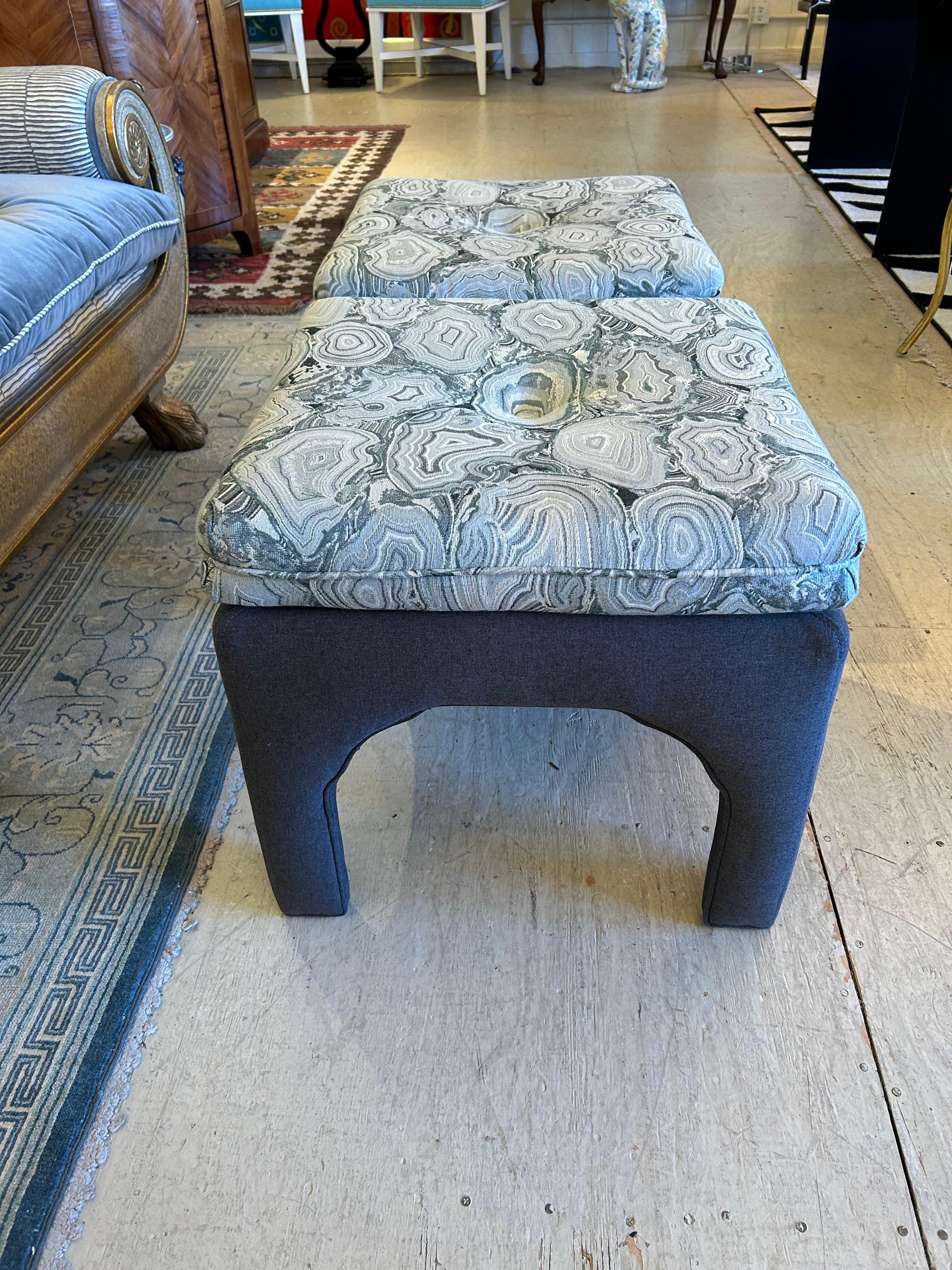 Americano Coppia chic di pouf imbottiti con ripiano a cuscino in stile Mid Century Modern in vendita