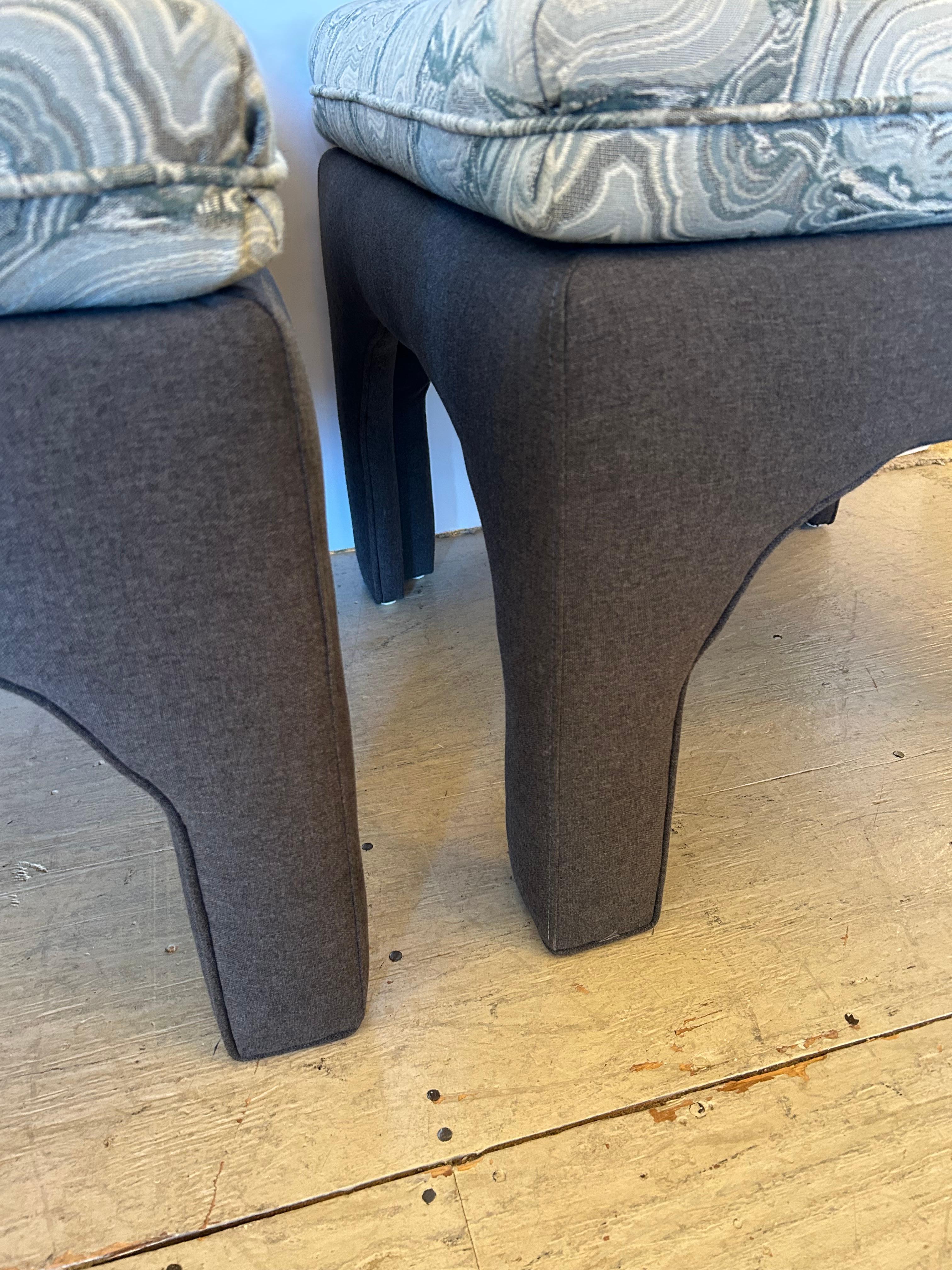 Tappezzeria Coppia chic di pouf imbottiti con ripiano a cuscino in stile Mid Century Modern in vendita
