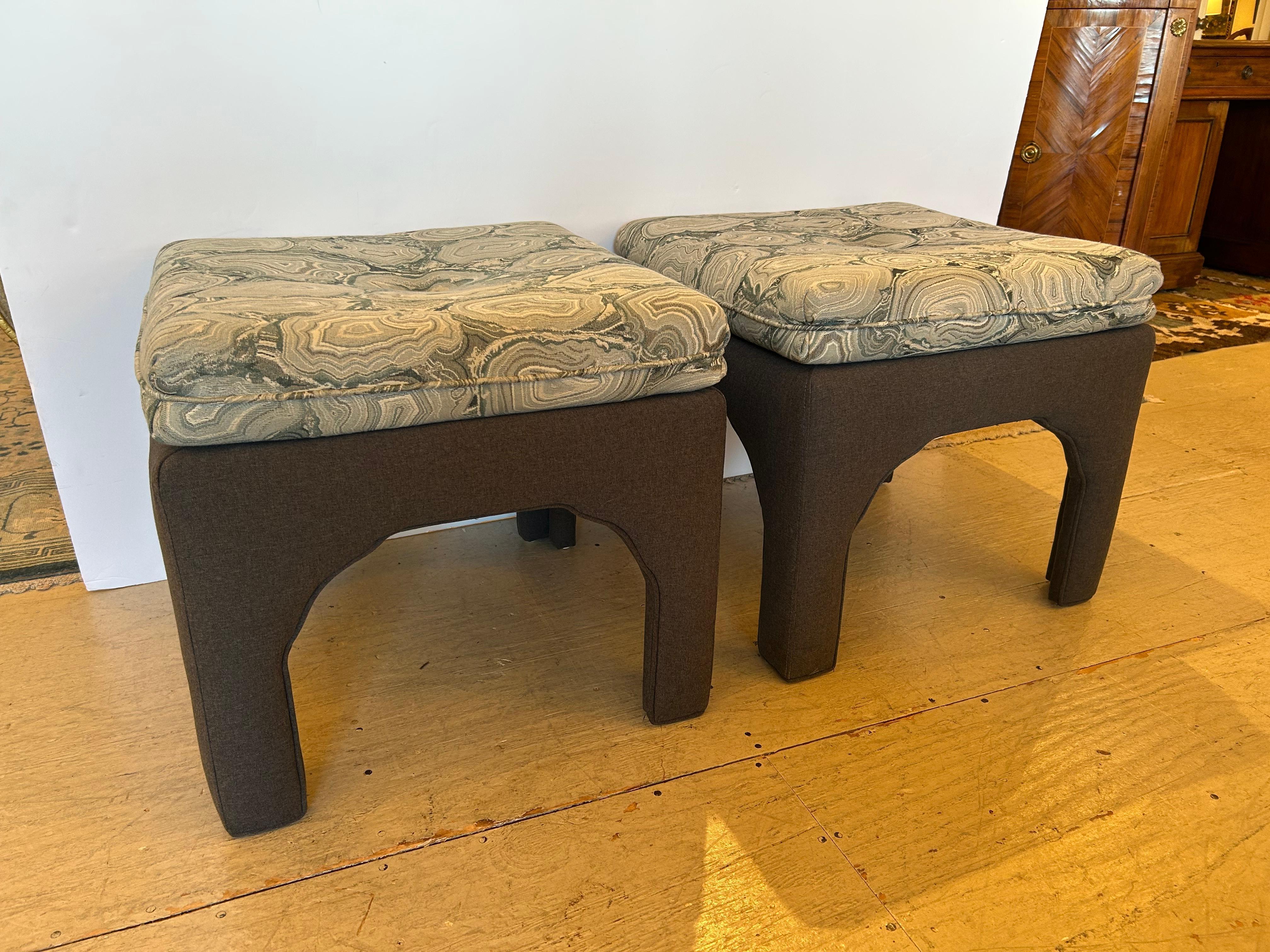 Coppia chic di pouf imbottiti con ripiano a cuscino in stile Mid Century Modern in vendita 2