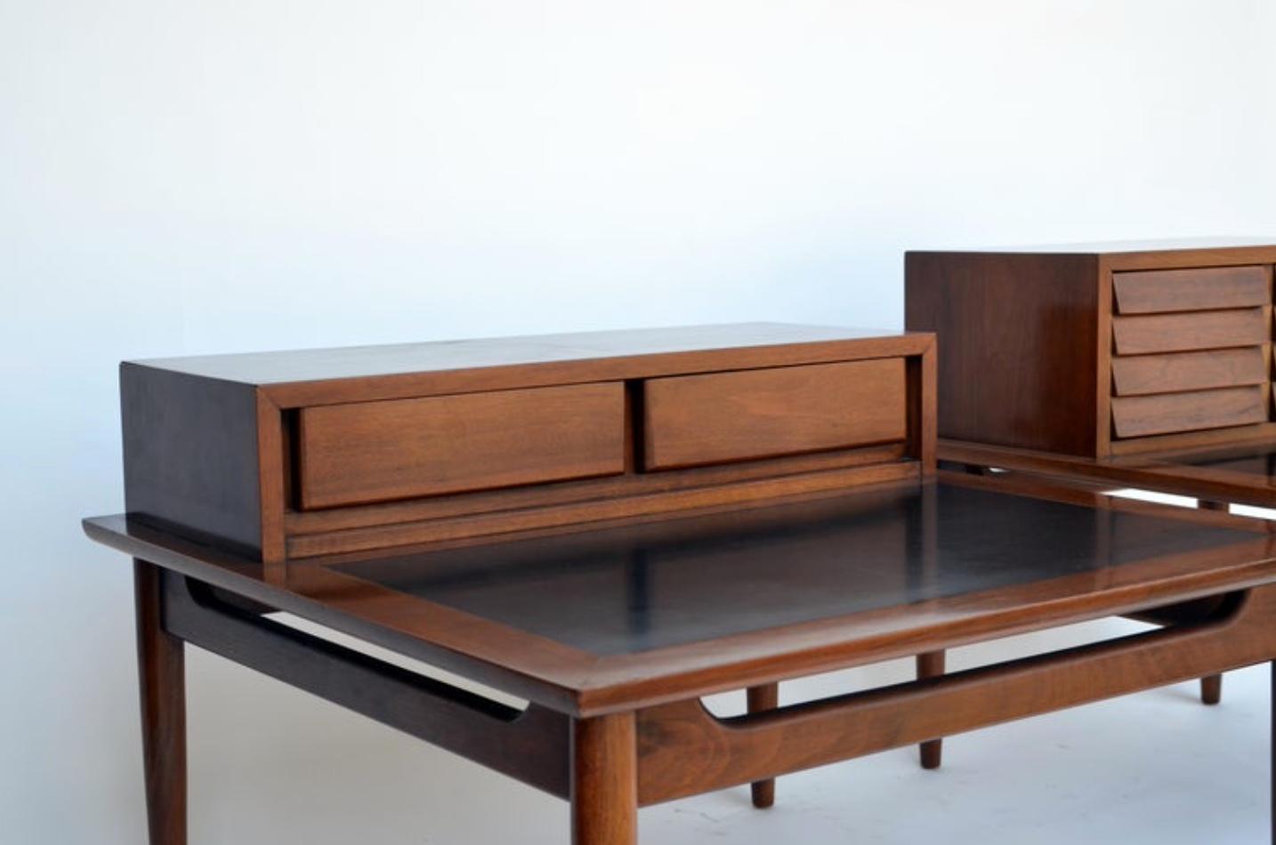 Chic Pair of Mid-Century Side Tables by American of Martinsville In Excellent Condition In Los Angeles, CA