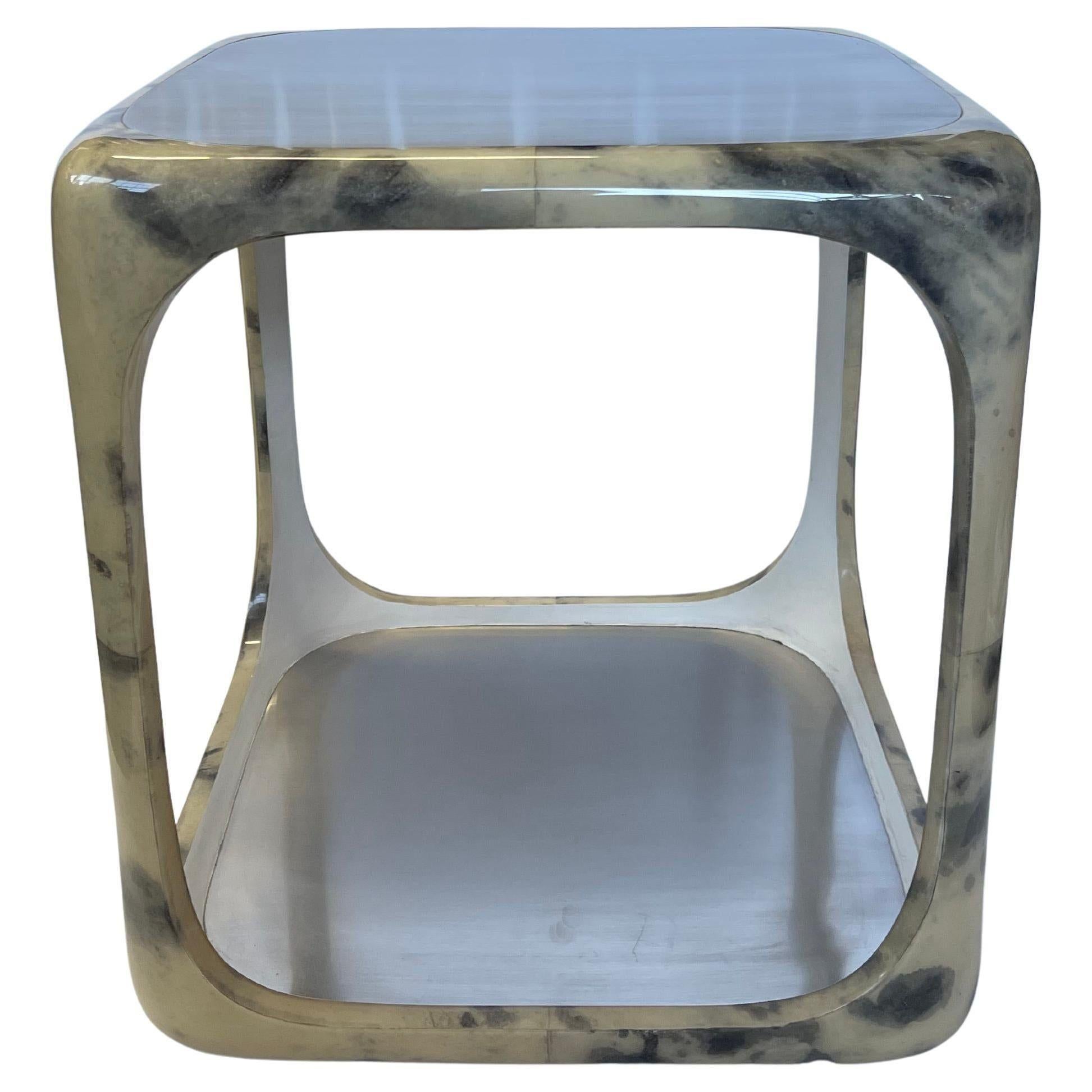 Mejora tu salón con este elegante par de mesas auxiliares, con elegantes bordes curvados y elegantes tableros de metal. Su diseño único combina la cálida textura del pergamino con el metal moderno, creando un aspecto versátil que complementa