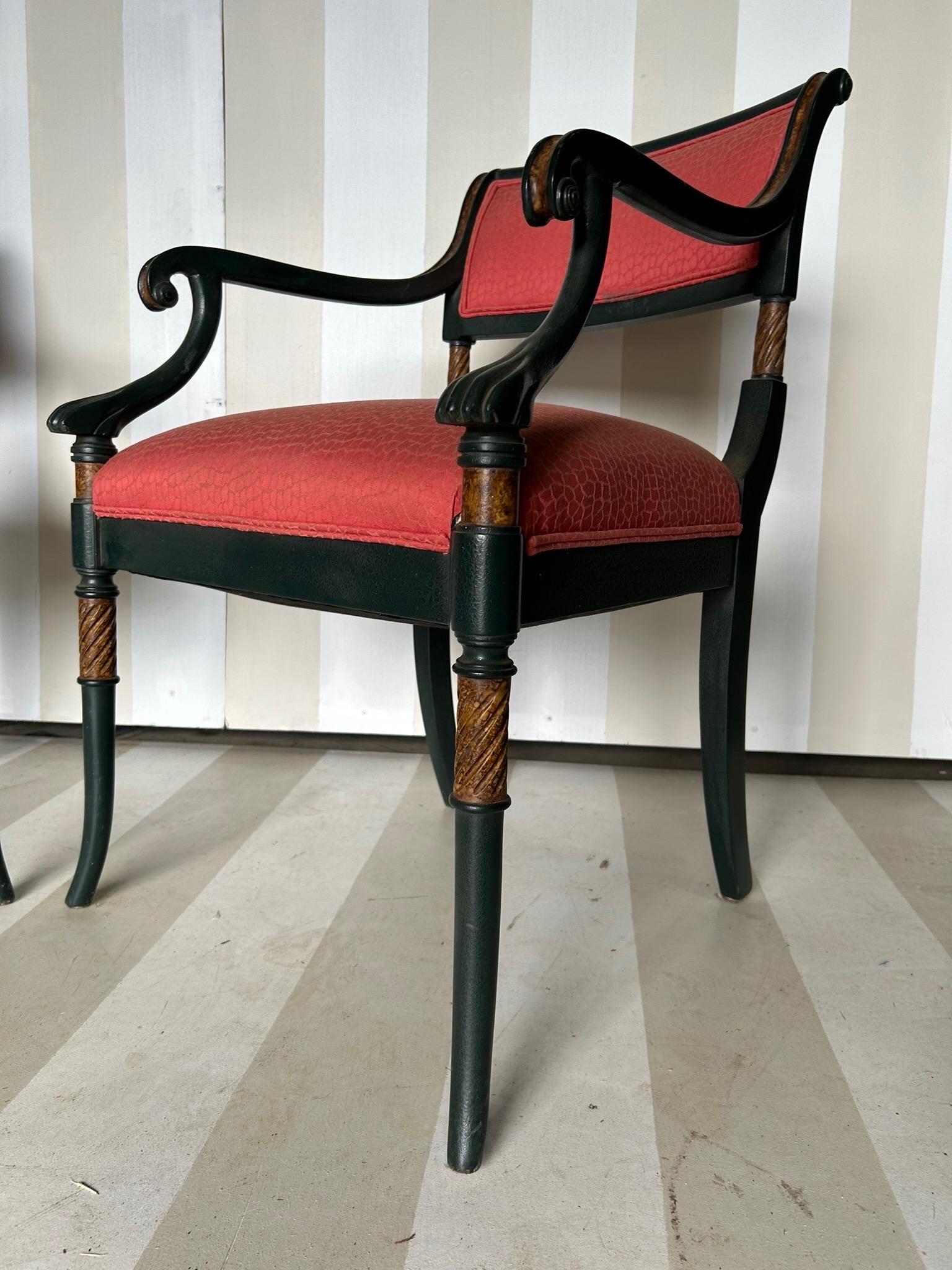 Coppia elegante di poltrone in stile reggenza in vendita 2
