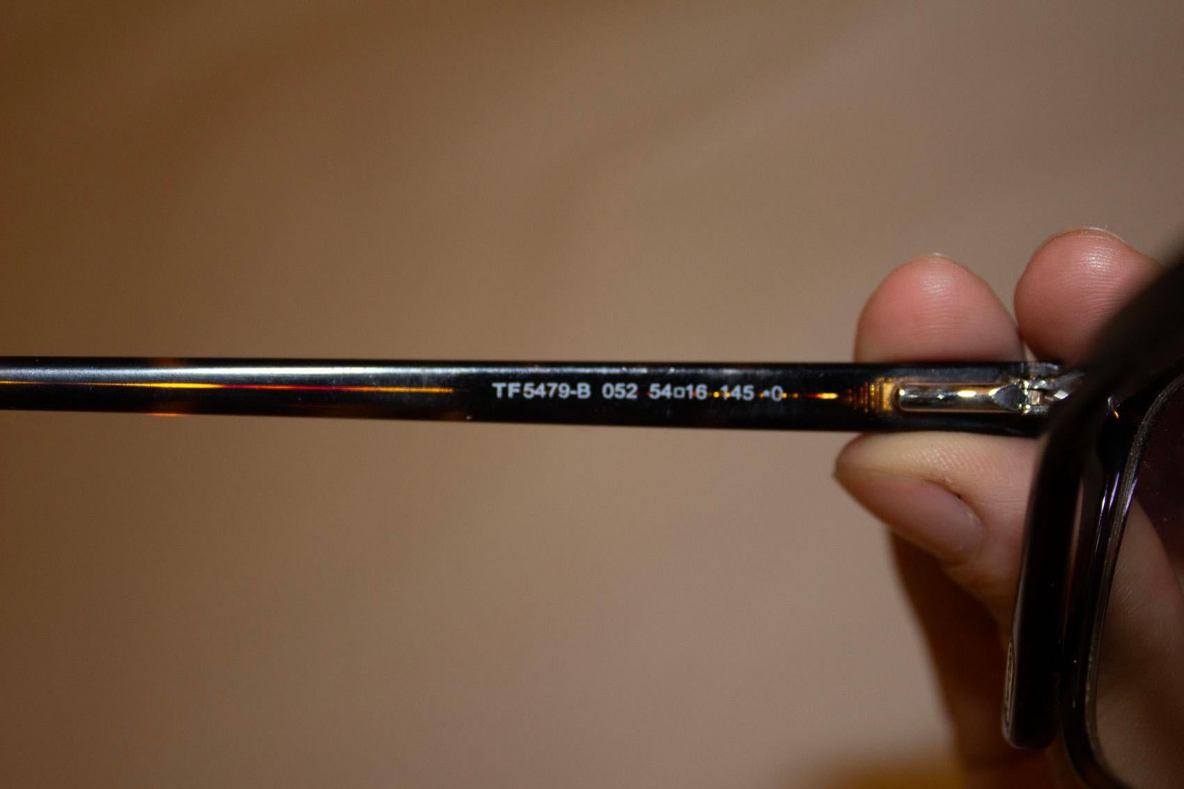  A chic pair of Tom Ford glasses, the lens could easily be changed.  Arm length 5 1/2'', height 1 3/4''